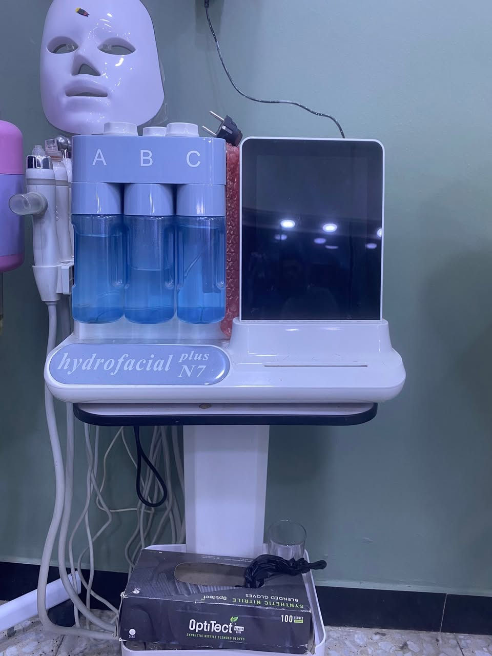 جهاز تنضيف البشرة كامل +جهاز بخار +سدية.   سعره (٥٠٠)وبي مجال بسيط

***********

