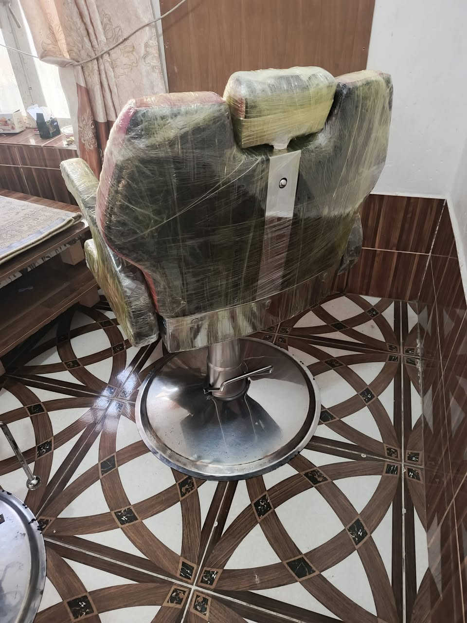 كراسي حلاقه للبيع  كلش نضيف شغال
العنوان الانبار القائم الكرابله 
***********
