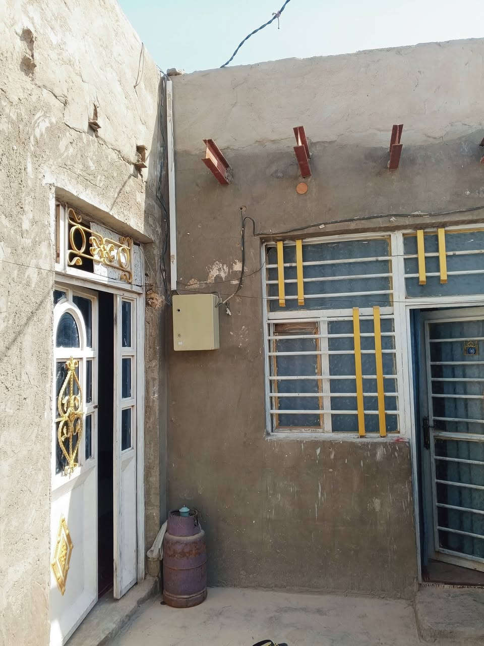 للبيع ١٠٠ م
خلف جامع الخزاعل 
بالتبليط قبل الجامع
سكف عكاده 
جاهز ومرتب نقص فقط سقوف 
وزفت للسطح 
السعر ١٦
***********
