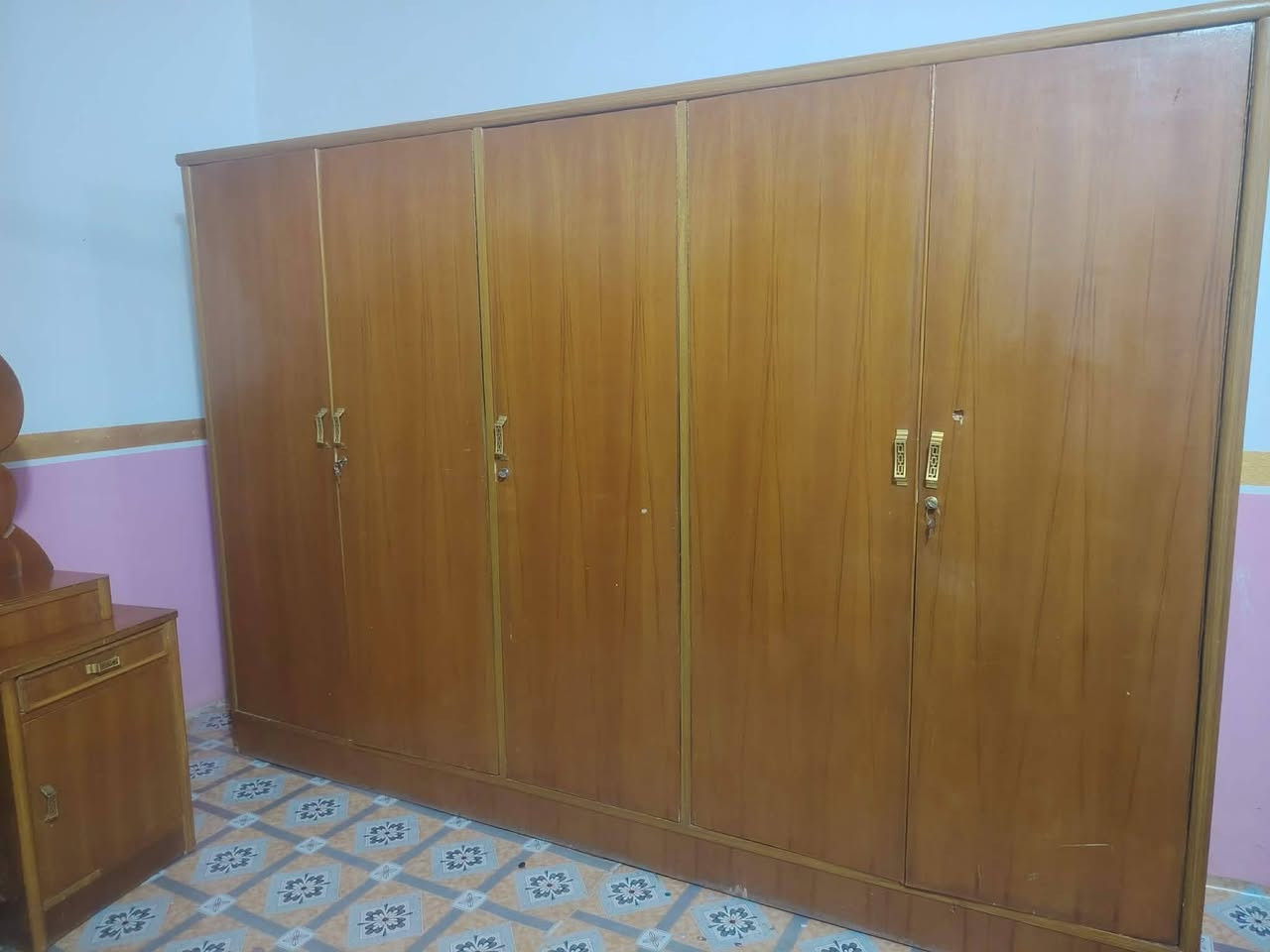 غرفه نجاره للبيع السعر 250  المكان بابل كريطعه رقم الهاتف ***********
