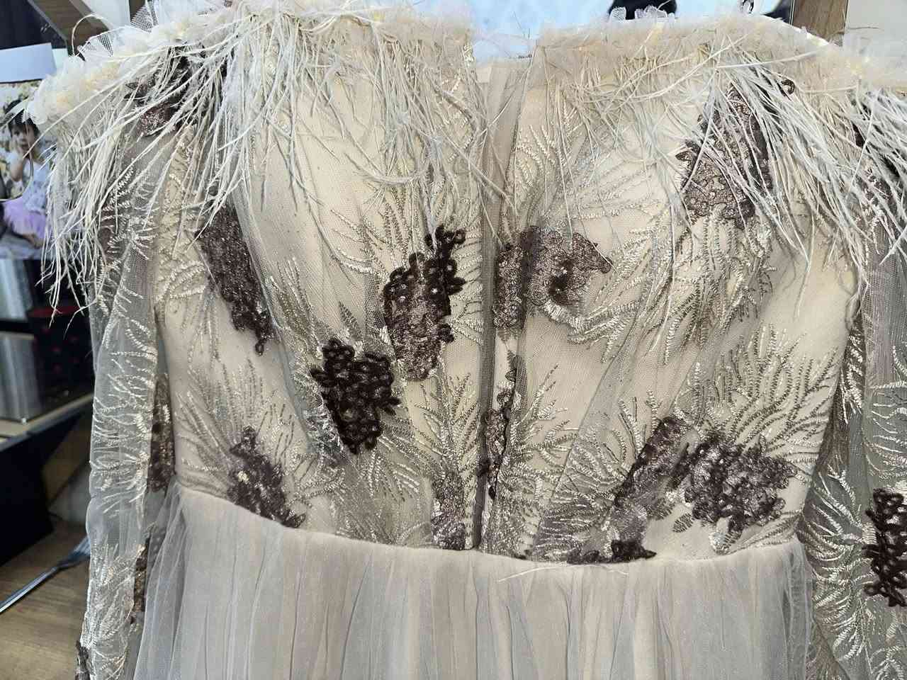 مرحبا
فستان خطوبة او مناسبة لبسة وحدة وضميتة نضافتة٩٠٪؜
اخدتة من البيت التركي المنصور 
قياسة ٤٢ بس عادي ٤٠يلبس
اريدة ب٧٠وبيه مجال 
اكو توصيل


**إذا كنت صاحب هذا الإعلان وتريد حذفه لأي سبب، رجاءا أرسل رسالة إلى الدعم الفني**