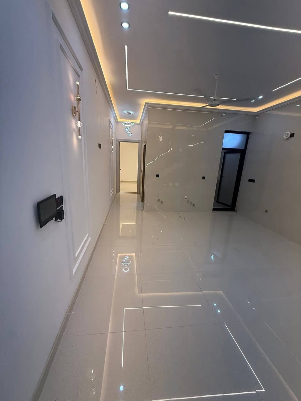 ​🏡 بيت حديث للبيع في حي الجهاد 🏡
المواصفات العامة:

​📐 المساحة: 100 متر.
​📐 الأبعاد: الواجهة 5 متر | النزال 20 متر.

​🏗️ حالة البناء: بناء جديد وحديث (درجة أولى).

​التفاصيل والتقسيم الداخلي:
​🛏️ 3 غرف نوم.

​🛋️ صالة واسعة + غرفة استقبال.

​🍳 مطبخ مجهز.

​🚽 صحيات (عدد 2).

​☀️ منور (عدد 2).

​📍 الموقع: حي الجهاد - منطقة الخارجية (مربع البدالة).
💵 السعر: يرجى التواصل على الخاص.

​💼 للمراجعة والاستفسار:

👑 ((( مكتب الصادق للوساطة العقارية )))
👤 بإدارة: أبو حسين
​📍 عنوان المكتب: حي الجهاد - قرب الكراج - مقابل مخابز الريان.

​📞 للتواصل والاتصال:
​آسيا سيل: *********** (متوفر واتساب 💬)
​زين العراق: *********** (اتصال مباشر 📞)
