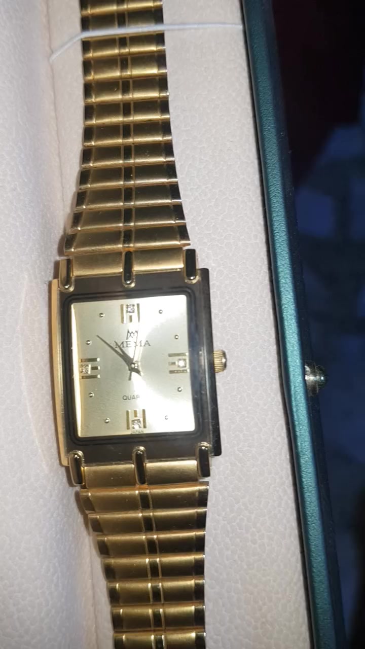 السلام عليكم اخوان ساعه كوارتز ياباني طلاء ذهب عيار ٢٢ غير مستخدمه للبيع يوجد توصيل
***********
