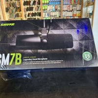 مايك شور للبيع موديل sm7B  اخو جديد مستخدم شيء بسيط باقي ٧ شهور ضمان  ...