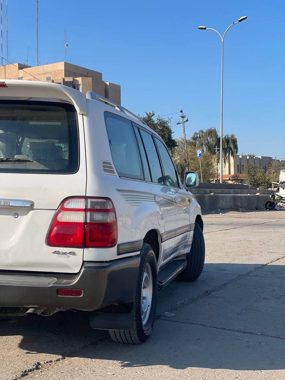 السلام  عليكم ،،   لاند كروز 2001 سياره رقم بغداد باسمي سياره بيها قطعه وحده صبغ.  تخم تاير جديد.  حداديه جديده كير اتو ماتيك مكينه ما مفتوحه لايت زنون منظومه بانزين جديده منظومه ماء جديده سياره كلها جاهزه الاخير. ملاحضه سياره كلها بلاديه. مو مثل بقيه عربانه سياره ترايها شركه مسجل شاشه كامره /عنوان ديالى بعقوبه /*********** المقدادية, ديالى
