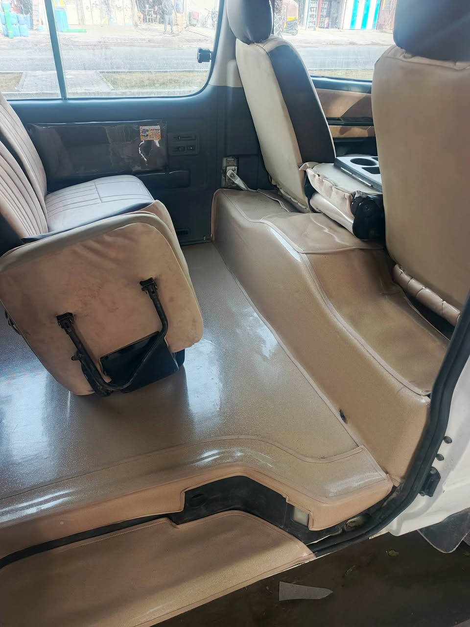 السلام عليكم 
دوشة الزهراء 
عمل دوشمه انواع السيارات 
عمل كشنات 
عمل ارضيه
عمل قماره 
عمل سفاري 
اجود انواع الاقمشه والجلود 
بأدارة 
رزاق ابو حسين         *********** فقط اتصال 
***********
بغداد الشعله الشارع العام قرب شارع الزركاني
