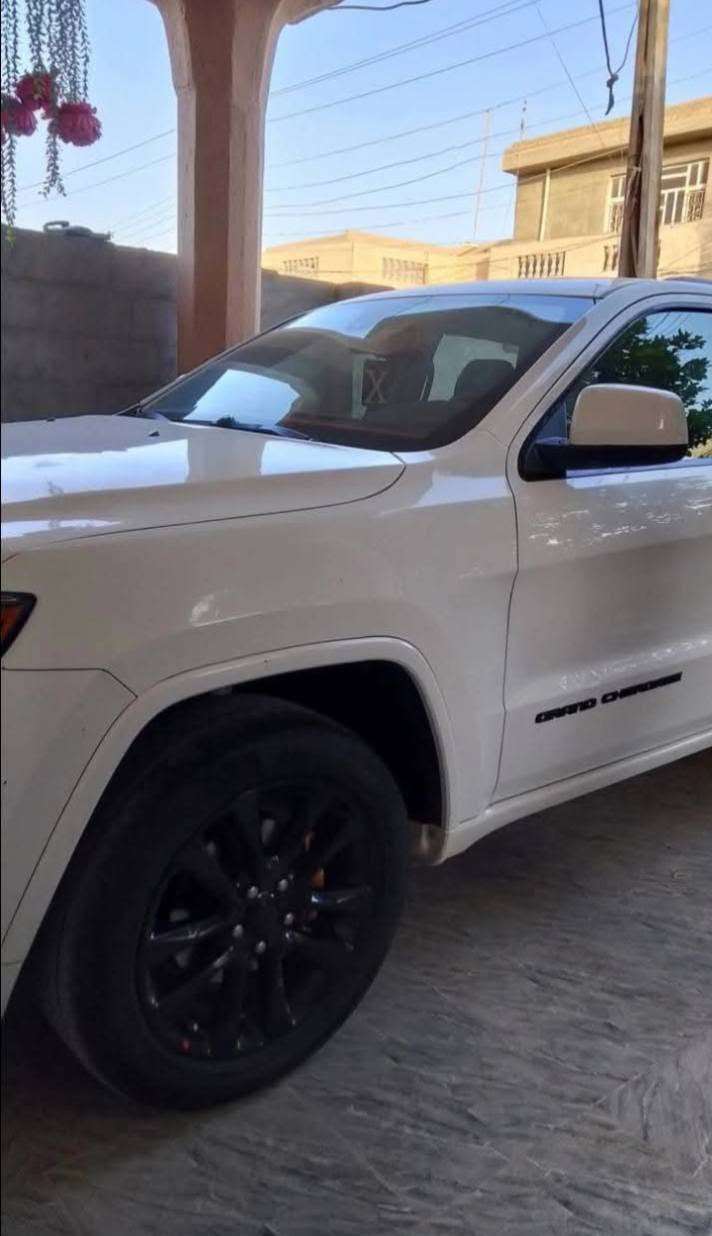 السلام عليكم 
Jeep Grand CHEROKE Laredo للبيع 
رقم بغداد الدولي وارد امريكي حادث جاملغ وبنيد بدون دواخل 
فول مواصفات من عده فتحه
 صندوق كهرباء
التحكم علا المنحدرات 
شاشه تدعم ابل كاربلي 
كامره 
بصمه مستشعر وقوف
تدفئه تبريد للمقاعد 
تشغيل عن بعد 
رادارات 
مصابيح زينون
مانع انزلاق 
مقاعد تدليك 
4x4
السياره جديده بمعنه الكلمه العنوان بابل الحصوه 
لمعرفه السعر اتصل علا *********** او***********
