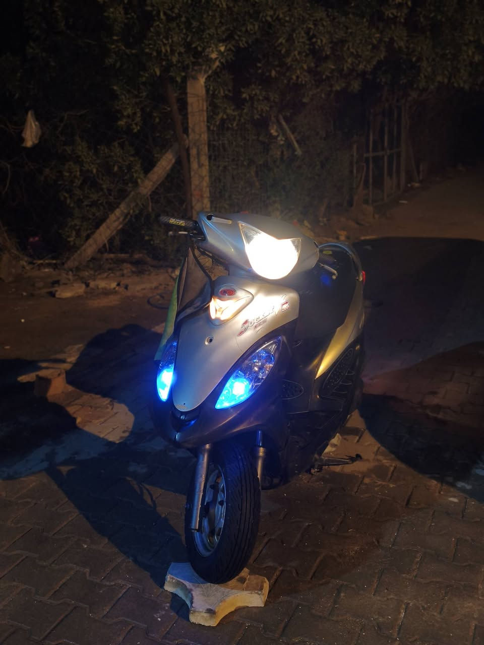 كامكو V2 مديل 2011 طالعه من الوكيل شهر الواحد مكينه مكفول كفاله عامه دراجه نگره كهربائيات كلهه شغاله بس السواد شويه تعبان محرك 125 نضافه 85% السعر 875 وبيهه مجال للطيبين رقمي للتواصل *********** مكاني النجف الاشرف قرب المطار نهاية شارع الشفلات
