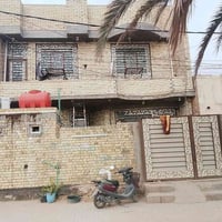 يتوفر بيت على الشارع الجديد وساحه كدامه وثاني بيت عن الركن المساحه 135...