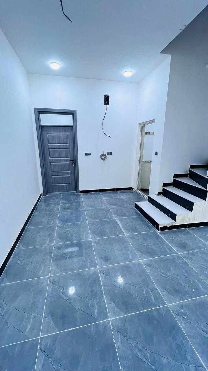 بيت للبيع مساحه 100 متر زراعي سند 25  مشمول بالتطويب. رقم  العقار 1094/60مرقم من قبل لجنة التطويب العنوان التقيه مجاور مجمع الروان بناء طابوك سقف وبتلو صب كونكريت مسلح شغل درجه اولى بيبان قاصه شبابيك المنيوم 
يتكون غرفه وصاله ومطبخ واستقبال وصحيات وطارمه 
الاستفار مراسله الصفحه او اتصال ***********
