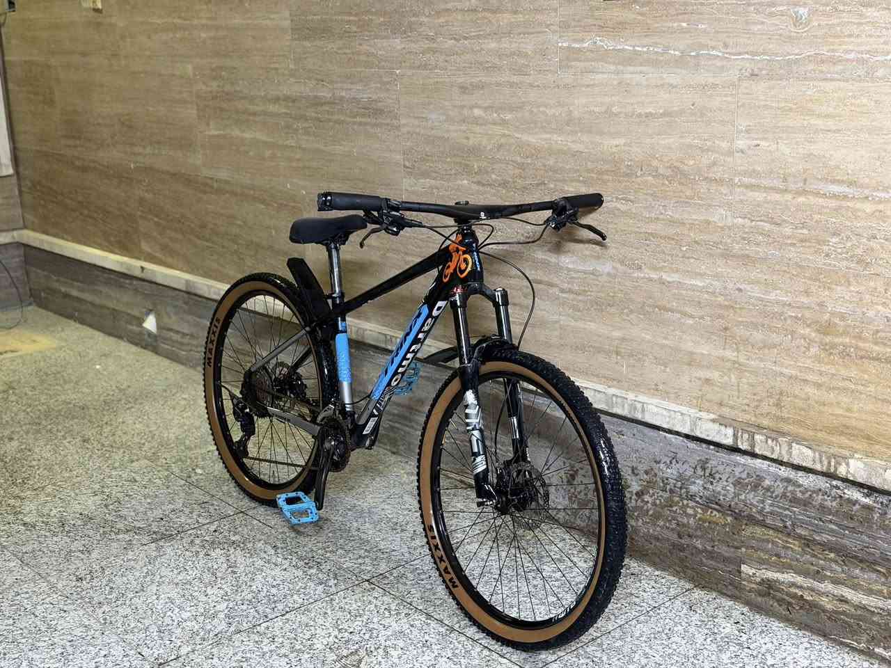 باسكل ترنكس للبيع - مواصفات قوية جداً
الماركة: ترنكس (ماركة إيطالية)
• الهيكل: معدن فافون (خفيف وقوي)
• الطارات: المنيوم 
• الستيرنغ: فايبر كاربون
• الفرامل: بريكات هايدروليك
• المكينة الخلفية: 10 نمر
• المكينة الأمامية: 2 نمر
• الدبل: هوا وبيه قفل
• الكشن: ماركة عالمية كنتارع
MAXXls :التايرات •
• الحالة: نظافة عالية جداً
• الاستخدام: استخدام قليل
•سستم شيمانو اعلى فئة 
• الموقع: بغداد الجديدة

 للتواصل:***********
