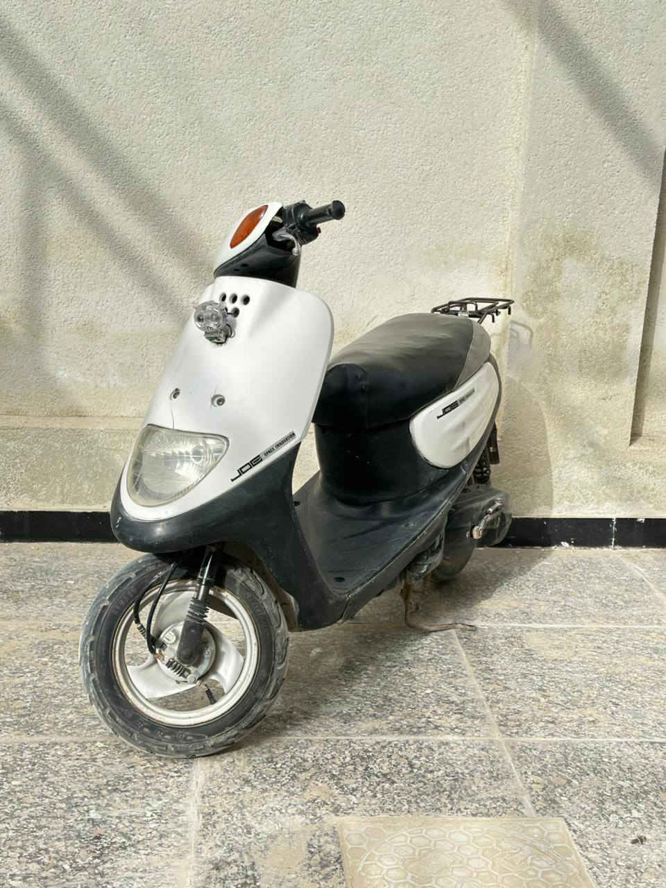 السلام عليكم دراجه 60 منغولي للبيع معروفه 
الدراجه نكره هندر وسلف كامله كلشي ماعوزه 
الدراجه مفتوحه بس مكينته تخبل شلع معدل 
المواصفات /
لايت عالي ناصي 
هورن 
اشاره يمنه يسرا 
جنطه جبيره 
قفل اكسن وستير
سويج عدد 1.
الدراجه نضيفه كلش السعر (350) وبيه مجال للطيبين للتواصل (***********)
