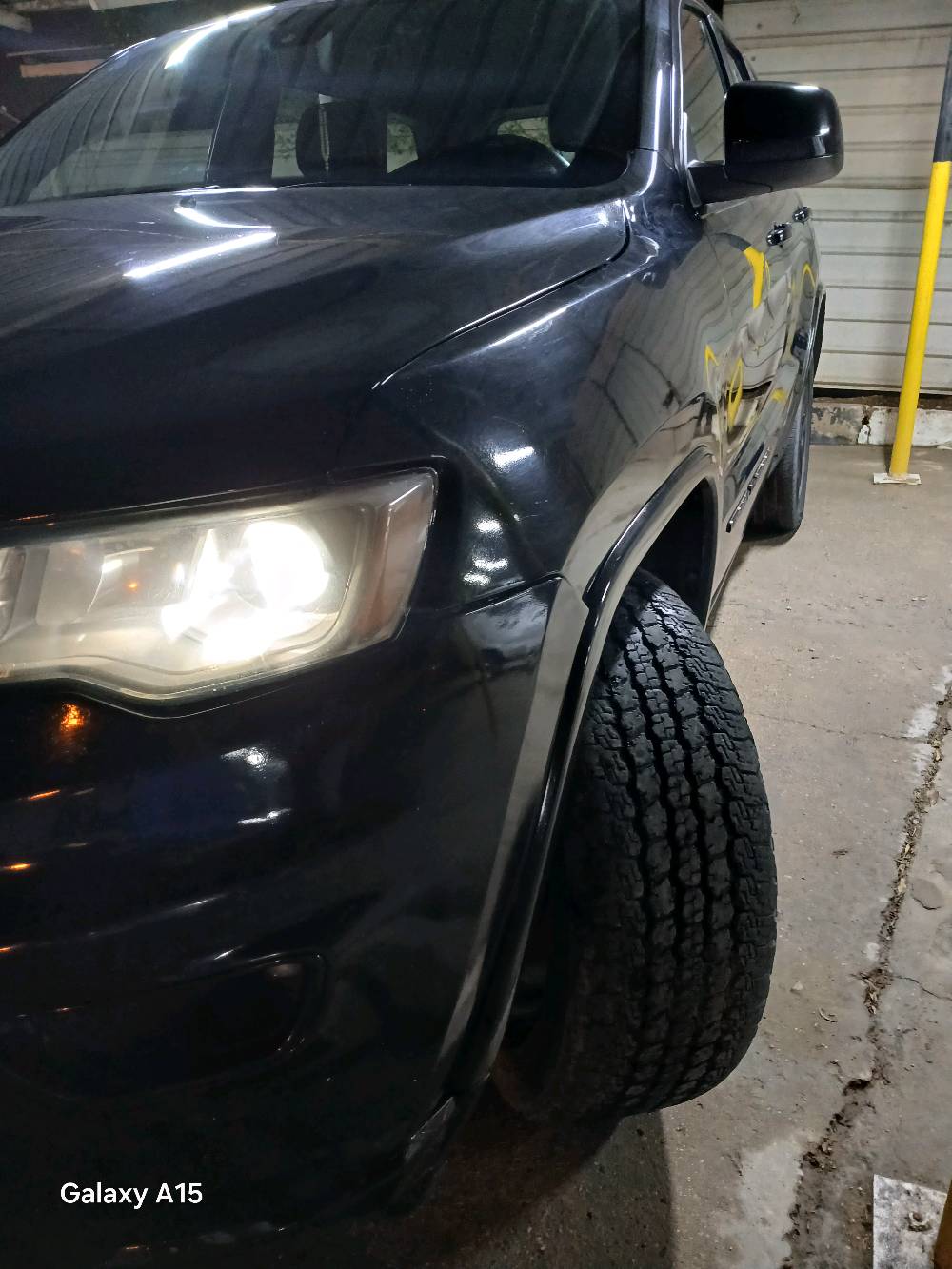 السلام عليك عارض جيب كراند شيروكي لاريدو سوداء للبيع تم تصنيعها عام ٢٠١٨
وارد أمريكي بيها خوش مواصفات هي
كاميرا خلفية
مستشعر وقوف
تدفئة مقاعد
بصمة
شاشة
مراية جانبية كهربائية 
جامة السايق كهربائية
جامع راكب الصدر كهربائية
إنذار 
تحكم تلقائي بدرجة الحرارة
مصابيح ليد 
تدفئة الستيرن. و المقود
4×4
مصابيح ضبابية لكشف الضباب
زر تشغيل 
ضوء عالي تلقائي
جنطة كهربائية
حساسات ضغط الإطارات
نظام تنبيه السائق و مقعد الصدر عند عدم لبس حزام الأمان





بيها خمس قطع
الجاملغات الامامي 
بنيد
باب الصدر
باب المقع الخلفي الموجود خلف السائق
السعر ١٧٨٠٠
للاتصال اتصل على ***********
          او اتصل على ***********
الموقع.        ( بغداد -الغزالية)