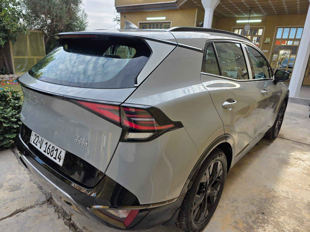 � كيا سبورتج – فول حديد 🔥

لوحات أربيل مكفوله كفاله عامه ماعده بارد اصبع مكان علامه كيا  

الموديل:  2025– خليج
المحرك: 4 سلندر DOHC سعة 2.0 لتر – بنزين
ناقل الحركة: أوتوماتيك 6 سرعات

⸻

⚙️ 
أنظمة الأداء والأمان

• أوضاع قيادة متعددة (Drive Modes)
• نظام مانع الانزلاق ESP
• نظام نزول المنحدرات
‏• Auto Hold
• فرامل يد كهربائية
• 2 وسائد هوائية
‏• ISOFIX لتثبيت مقاعد الأطفال

⸻

🛋️ 
الداخلية والراحة

• مقاعد قماش (بيجي)
• تحكم كهربائي بالمقعدين الأماميين
• تدفئة للمقاعد الأمامية
• ستيرنك عملي متعدد الوظائف
• دخول ذكي
• تشغيل المحرك عن بُعد
• صندوق خلفي كهربائي

⸻

📱 
التقنيات

• شاشة عدادات
• شاشة وسطية تعمل باللمس مع كاميرا خلفية
‏• Apple CarPlay
• نظام صوتي
• تحكم من المقود
• تكييف متغير مناخين

⸻

💡 
الخارجية

• سقف حديد
• إطار الشباك الأمامي Piano Black
• مصابيح أمامية LED
• إضاءة خلفية LED
• مرايا جانبية كهربائية الطي مع إشارات
للستفسار *********** بغداد ااشعب
