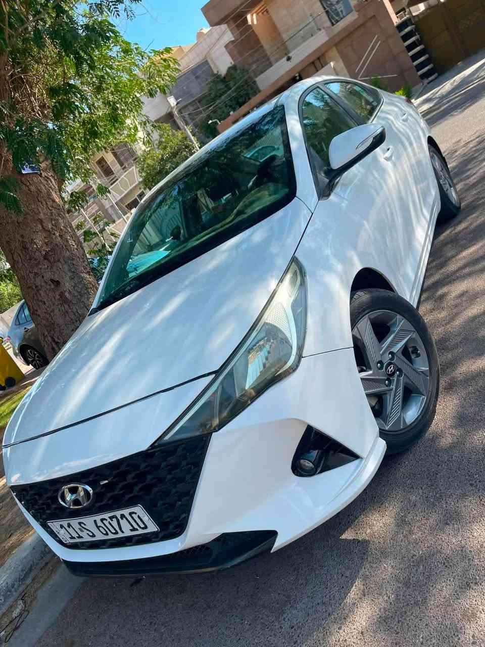 السلام عليكم للبيع هونداي اكسنت موديل 23 لون ابيض خليجي ماشيه 89 الف حقيقي باسمي تحويل ثاني يوم  الرقم دولي الجديد حجم المحرك 1600 دوش 
مواصفات تبريد قطعتين  
فتحه 
مري شفط 
حساس خلفي بلادي 
اي بي اس 
مانع انزلاق 
حساس اطارات 
تحكم ستيرن 
شاشه
السيارة بيه 3 قطع 2 صبغ بنيد وقبغ جنطه 
وجاملغ امامي ايسر ابيض بلادي السعر المطلوب 115 ورقه وبيه مجال 
مكاني بغداد / حي الجهاد 
للاتصال *********** ابو غيث
