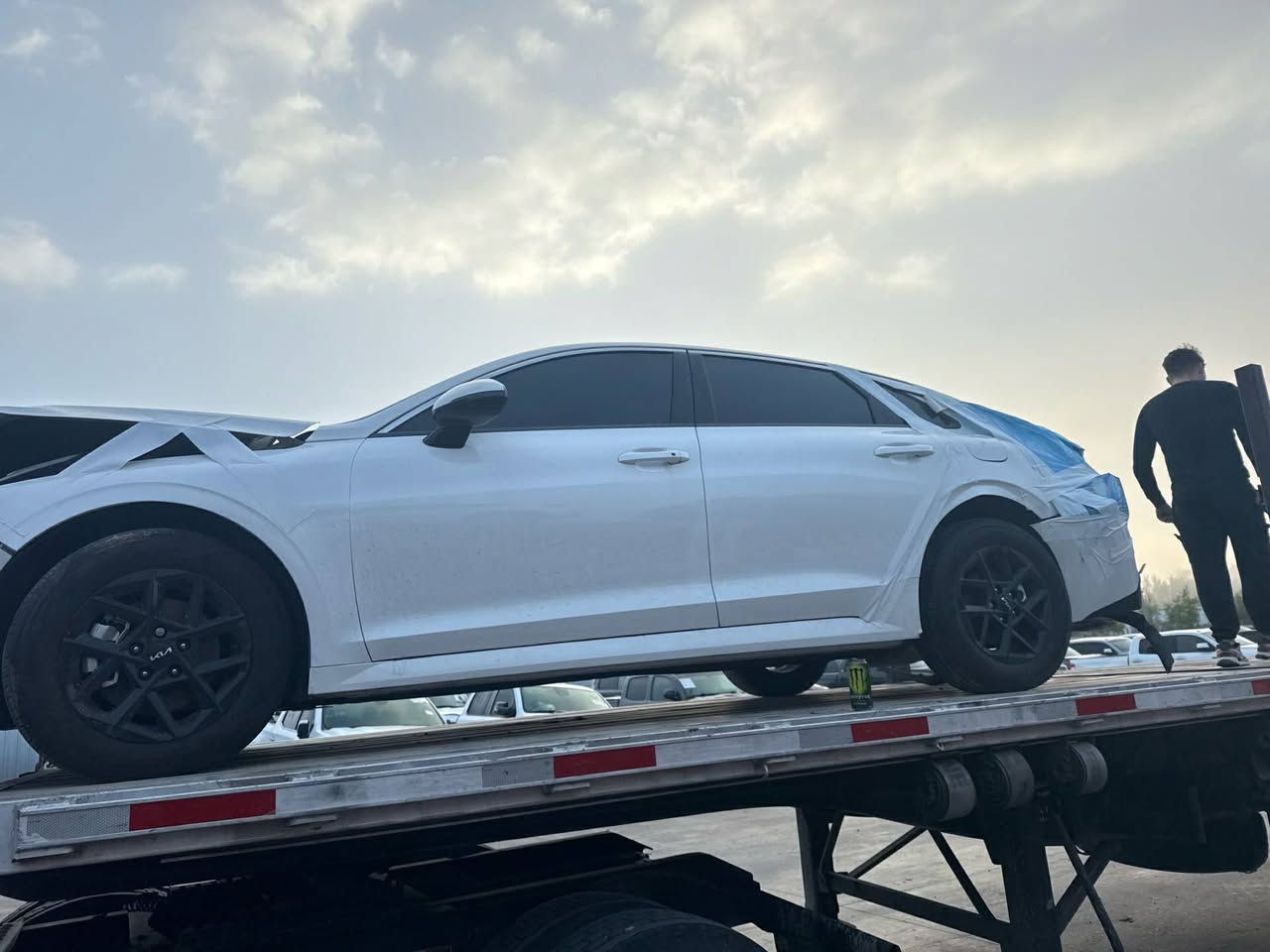 🚗 كيا K5 موديل 2025
📍 واصلة بعد 15 يوم إلى المنطقة الحرة – عُمان
🔹 السيارة: حادث (مرفق صور توضيحية للحادث)
🔹 بدون ارباك
🔹 البيع على وضعها الحالي
💰 السعر: 99
***********
ترهم كتاب شهداء
