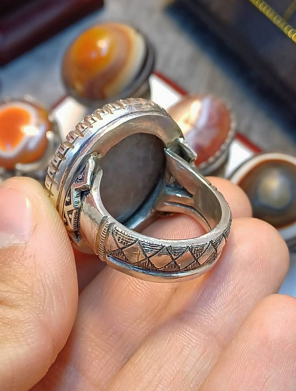 🌙✨ نوادر الجزع البقراني ابو العينين الصريحتين ✨🌙
• ⚫⚪ بلون طبيعي : أسود على أبيض بتناسق فريد
• 📏 حجم كبير يبرز فخامة القطعة
• 🛠 صياغة يدوية ب الكامل  ثقيلة و باسم الصائغ ( فرمان )
• 👑 قطعة نادرة و من النوادر 
📩 للتواصل على الخاص
📲 عبر الواتساب:
https://wa.me/9647719456977 
رمضانكم مبارك، وتقبل الله طاعاتكم 🌙🤍


**إذا كنت صاحب هذا الإعلان وتريد حذفه لأي سبب، رجاءا أرسل رسالة إلى الدعم الفني**