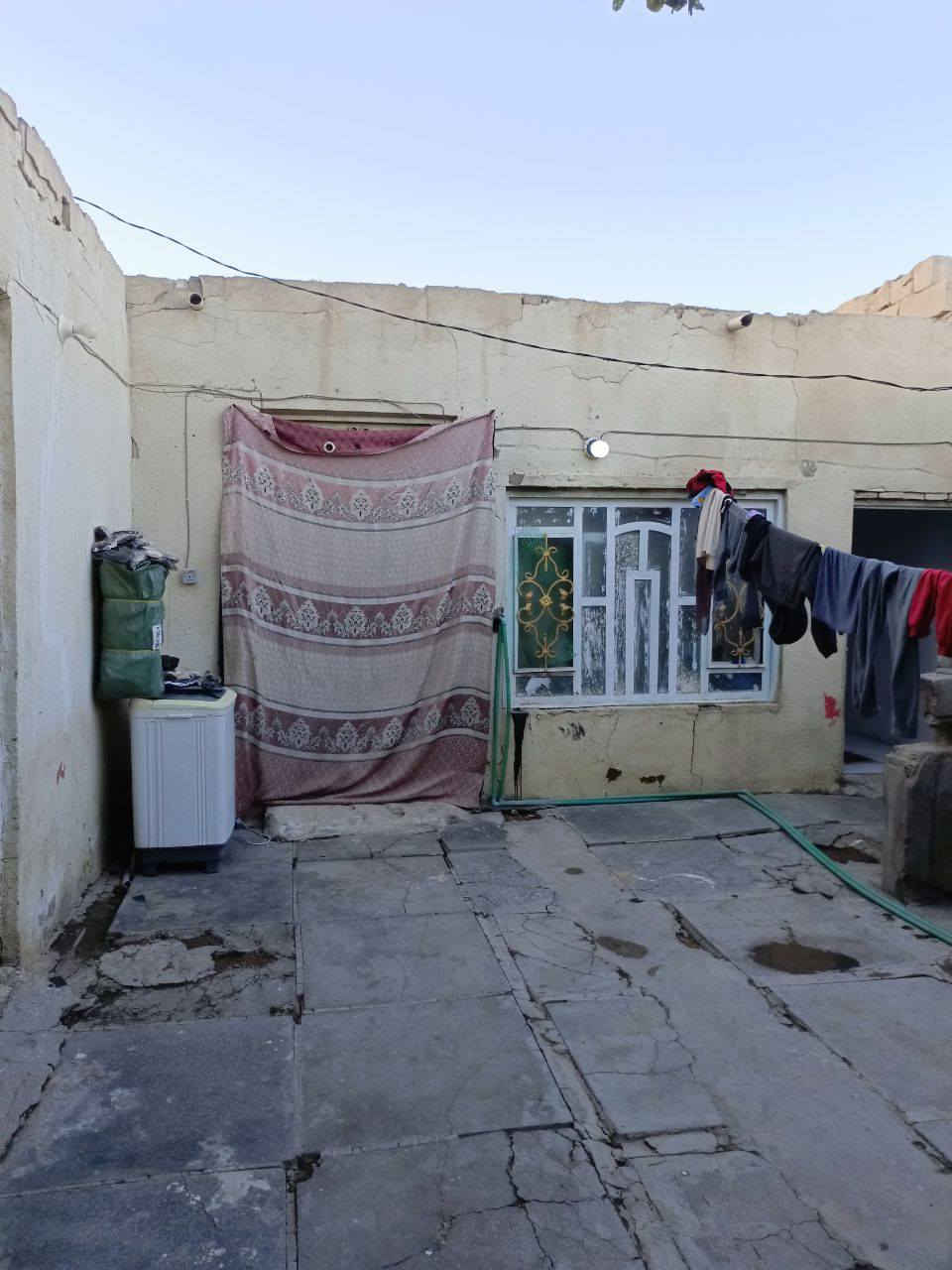 السلام عليكم 
دار 150 متر للبيع يحتوي على غرفه او صاله او مطبخ واستقبال او صحيات داخليه او خارجيه 
السعر (17)مليون او بي مجال
 العنوان: الكوفه / شارع المعمل /قرب حسينيه سيد حبيب
للاستفسار 
***********
***********
