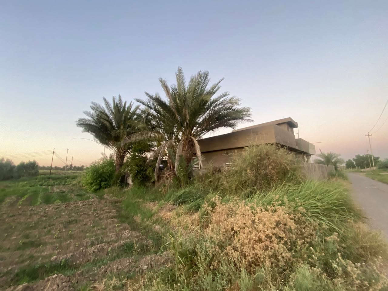 دونم طابو مع منزلين على طابو المحموديه  مقابل مفرق يوسفية الدولي
السلام عليكم

 دونم ركن طابو زراعي سند 25  على ثلاث اركان تبليط يحتوي على وحدتين سكنيه مفصولتان متجاورة وحديقة من جهتين كما يحتوي على شارع خاص للدونم ونهر اروائي جاهز لمشروع تجاري او صناعي او سكني نافذ على مدخلين من الدولي 

مساحة المنزل الاول / 200م

مساحة المنزل الثاني/ 200م 

الموقع / بغداد ناحية الرشيد مقابل مفرق السريع الدولي مدخل الجسر الاول او مدخل الدولي الذي يسير من الحولي  كما يبعد دقائق عن الطابقين والدورة  واصله خطين ماء وخطين كهرباء تبليط مدارس

***********

***********
