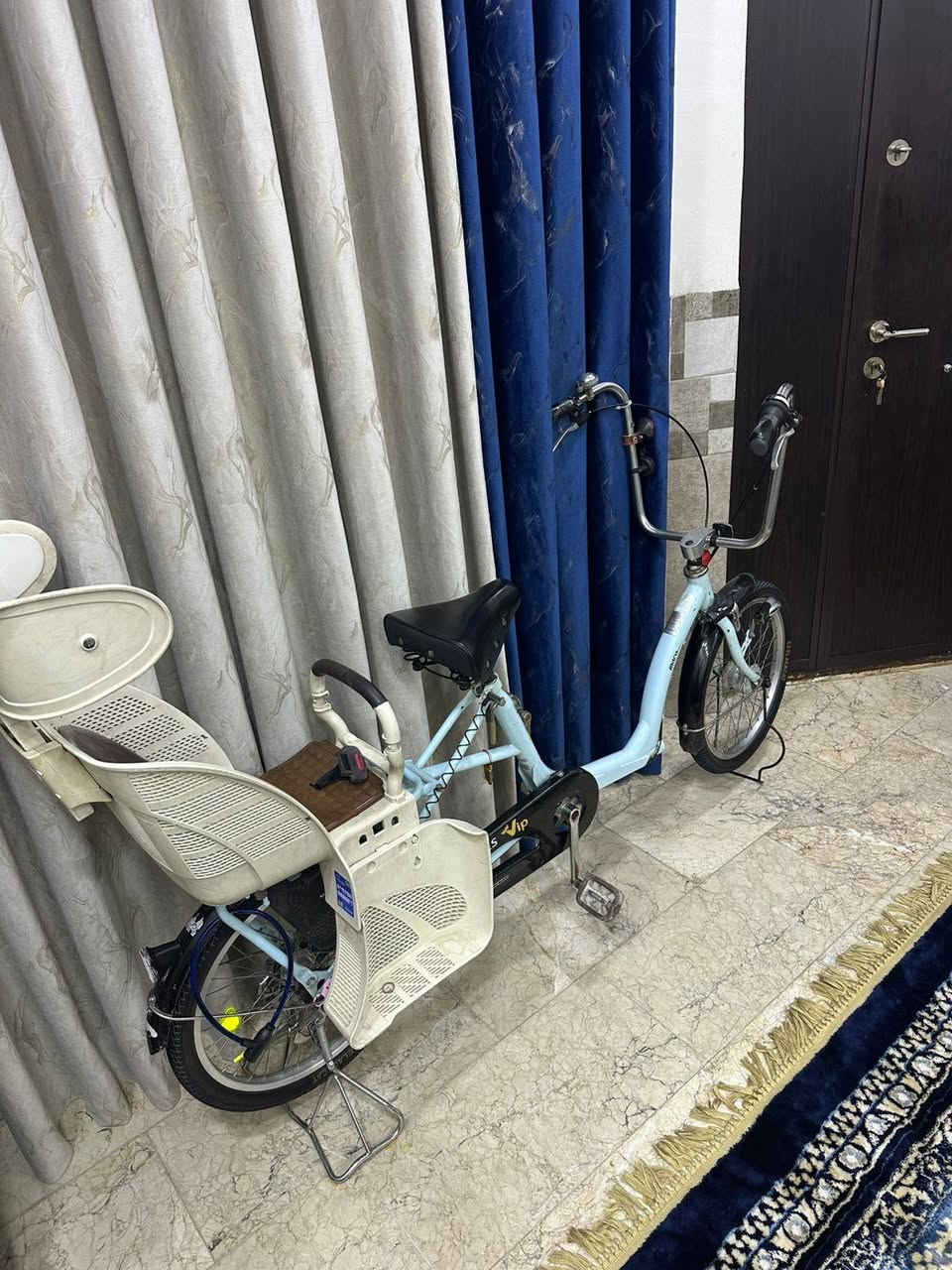 السلام عليكم بايسكل تكسي للبيع برجستون لشه طويله لون سمائي نضافه90% كله شغال ابيع هوه والكرسي سعره 200بي مجال مكان بغداد شعله الخطيب الزراعي للتواصل ***********
