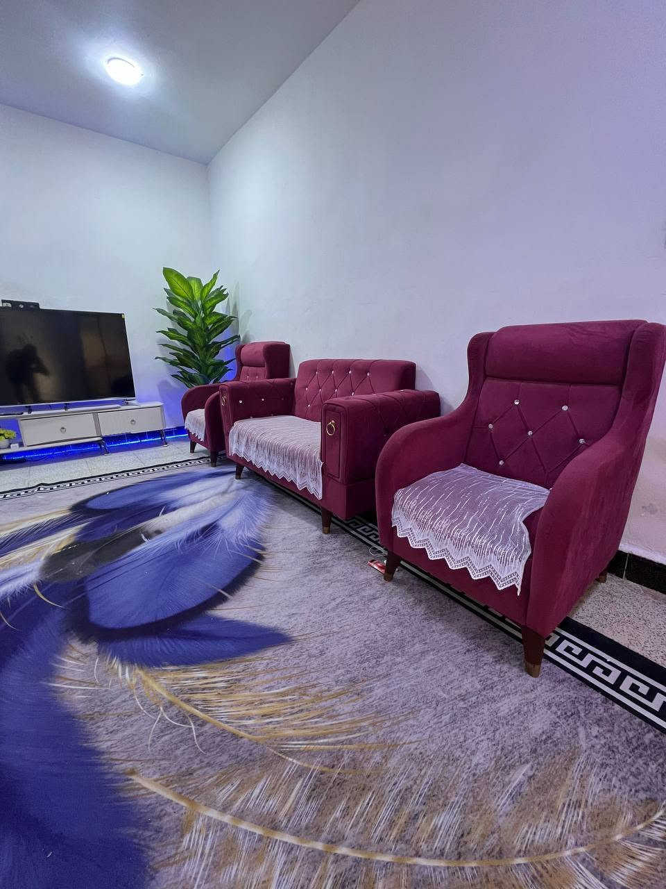 تخم  للبيع مستخدم قليل نظيف
3 قطع ( 4 مقاعد)
فقط ضرر بسيط بالكرسي الخشبة النازله ماماثر عليه.
السعر 125000 الف ، المكان زين القوس  شارع أبو الفضل
للاستفسار الاتصال او واتساب ***********
