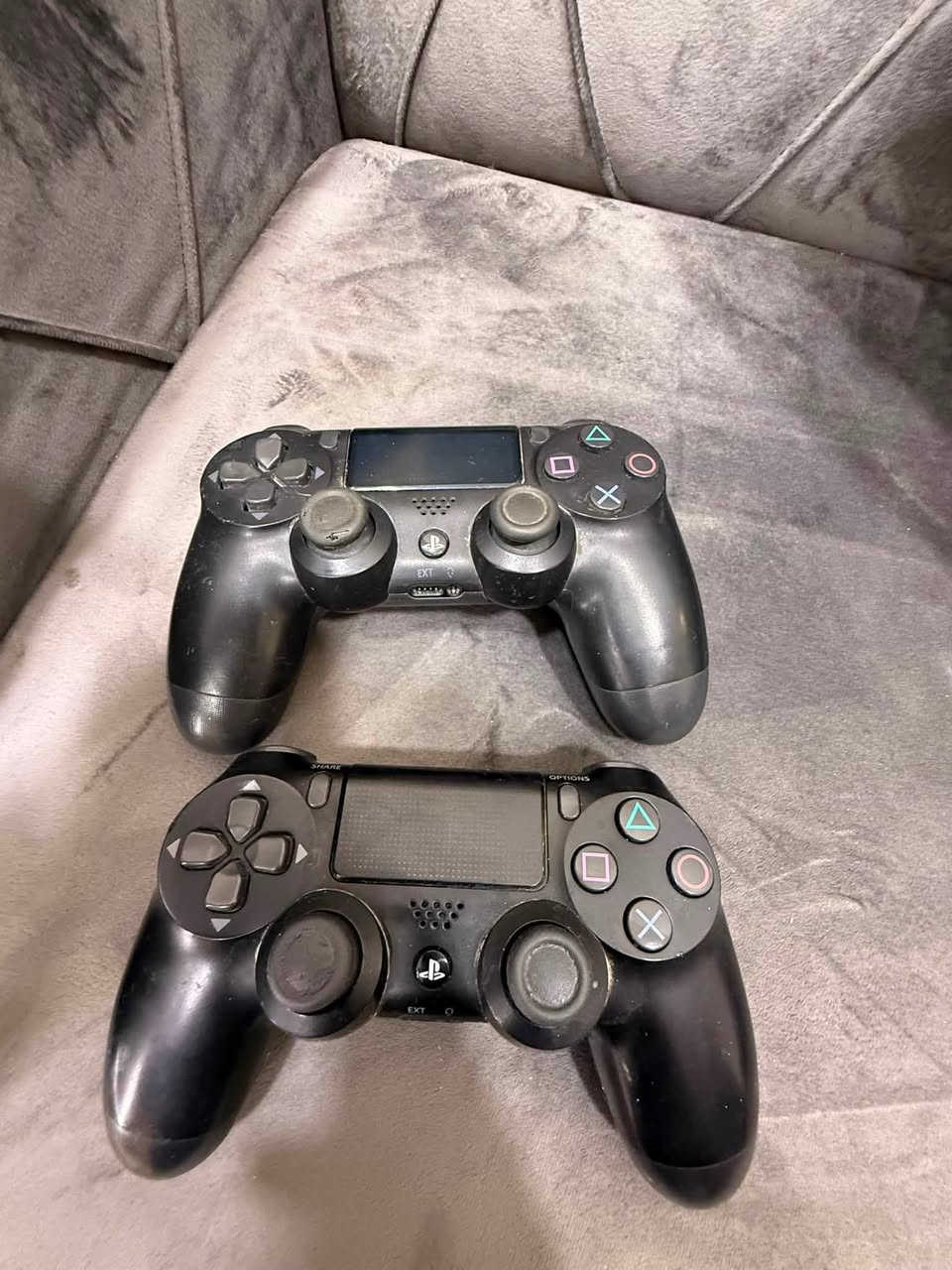 📢 للبيع PS4 Slim نظيف جداً 🎮
النظافة: 80%
 الملحقات: جوستك عدد 2 + شاحنة يدات + جهاز UPS لحماية الكهرباء.
 الألعاب: GTA V + PES 2019.
 السعر: 370 ألف (وبيه مجال للشراي).
📍 المكان: [بغداد شعله ]
📞 للتواصل: ***********واتساب
