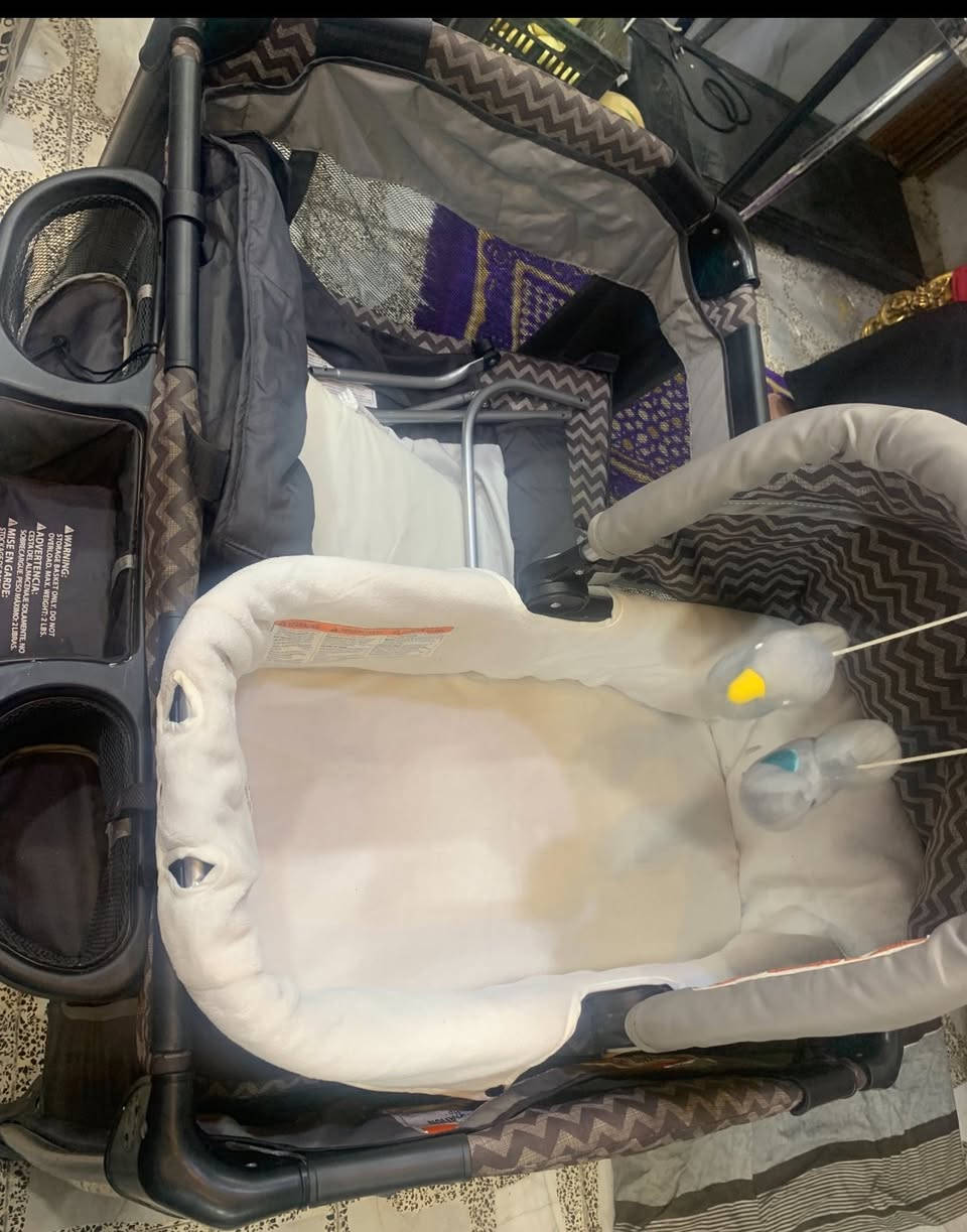 سرير طفل كامل ويتطبك ماركة baby trend 
السعر 130 وبي مجال 

دوشك طفل 120 * 60 
السعر 70 وبي مجال 

مكان بغداد - الشعب 
***********
