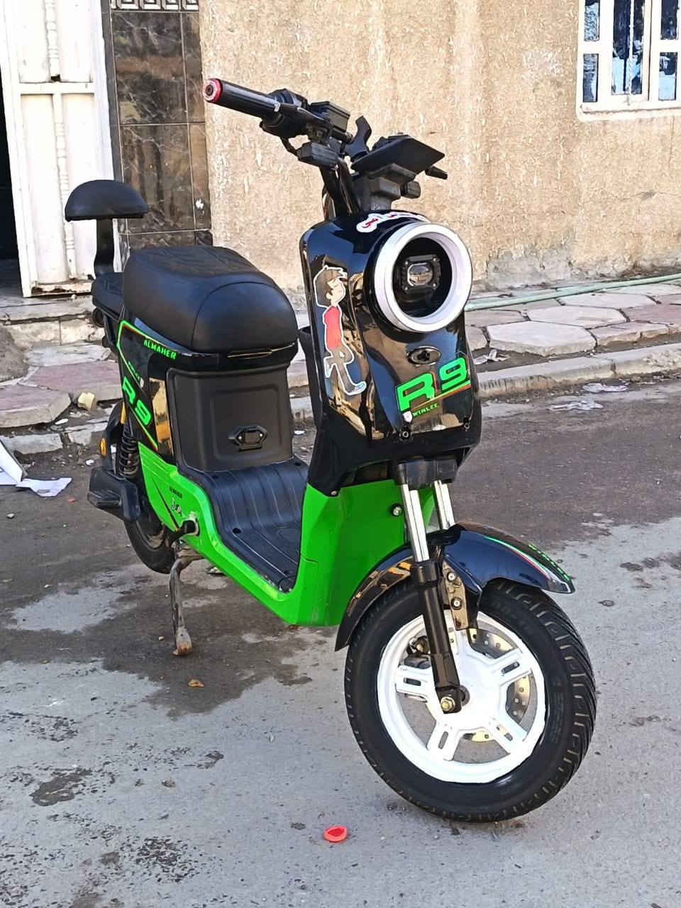 السلام عليكم عندي دراجه شحن R9 للبيع مكفوله كفاله عامه دراجه نضيفه جدا مواصفاته معروفه 5 بطاريات السعر 440 وبيه مجال للاستفسار *********** أو خاص
