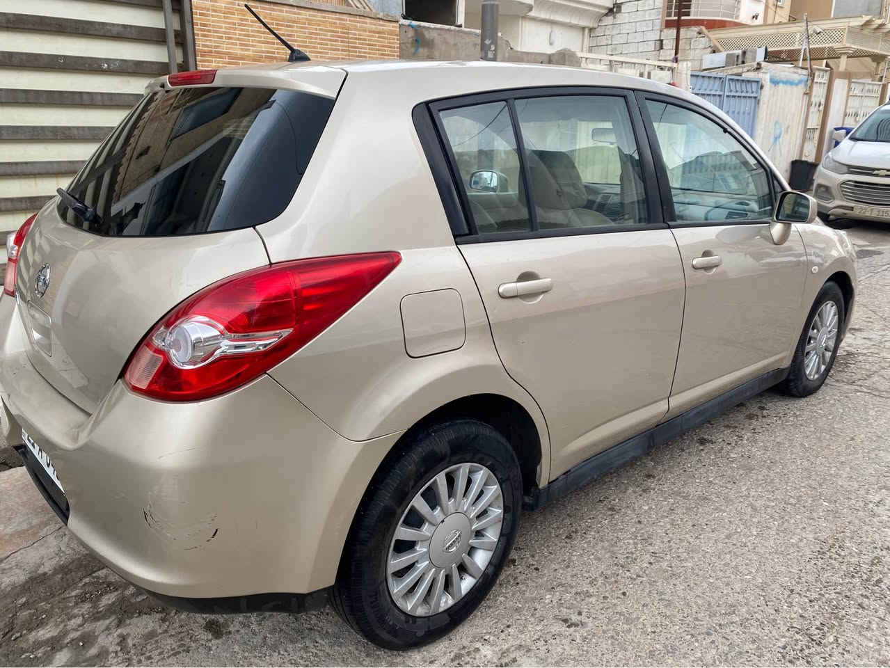 نيسان تيدا رنگ بروزى واته ذهبى 2009
دووبستى سبوخه به بئ ده حم بئ ليدران بستيك جاملخى پشته وه نيوبست سه قفى لاى سكن سه رجامه كه ى گيرومكينه ى به شه رته به ناوى خؤمه سعرى 84 وه ره قه يه له هه وليرم *********** أربيل, العراق
