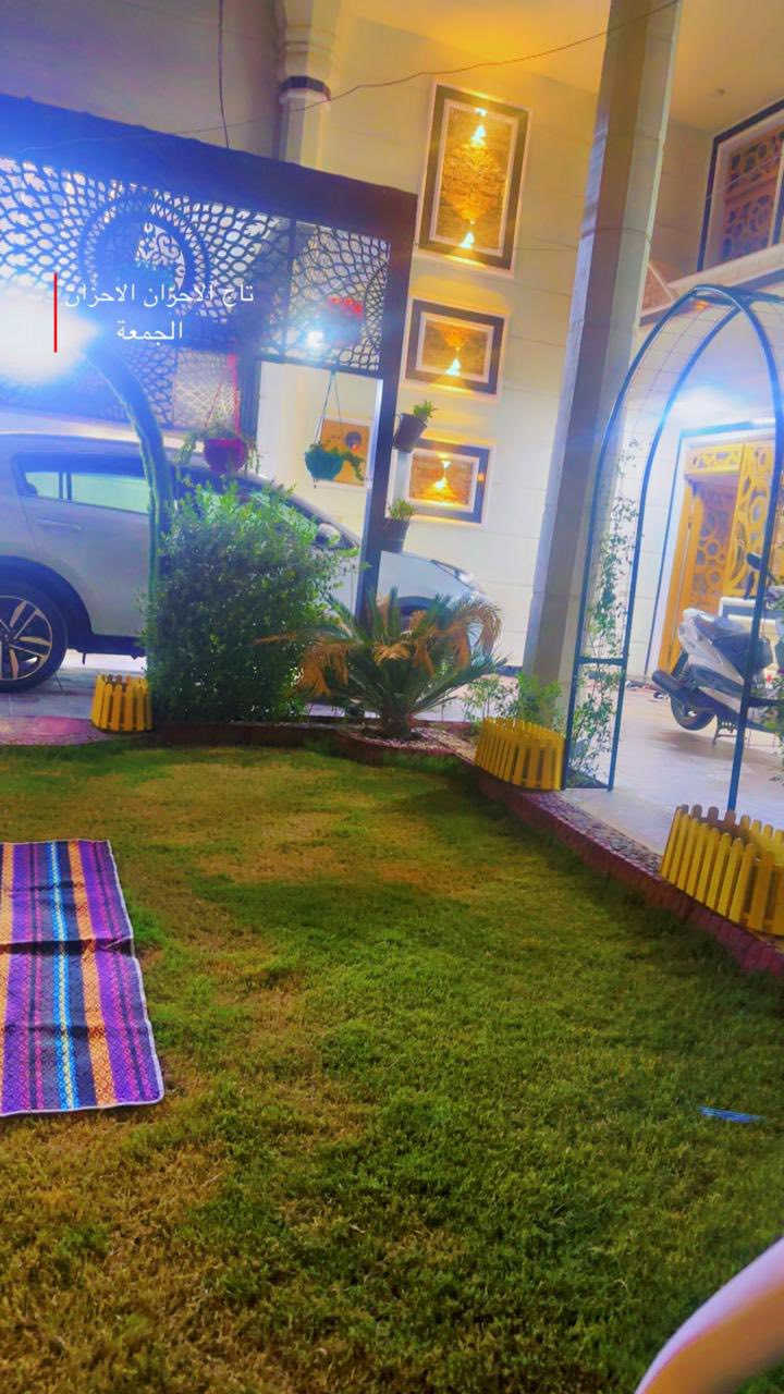 سلام عليكم عندي بيت مساحته ٢٦٥ متر طابو صرف بيت أريده ب٢٦٠ بناء جديد يحتوي على ٦ غرف نوم وصاله واستقبال وصحيات طابق اول وثاني صحيات ومطبخ وحديقه وطرمه ومنور بيت  شغل كله مغربي جبس بورد شغل الارضيه مرمر  مكان المحموديه حي العسكري ***********
