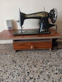للبيع ماكنة خياطة مع الميز السعر30العنوان .بغداد جسر ديالى القديم شارع...