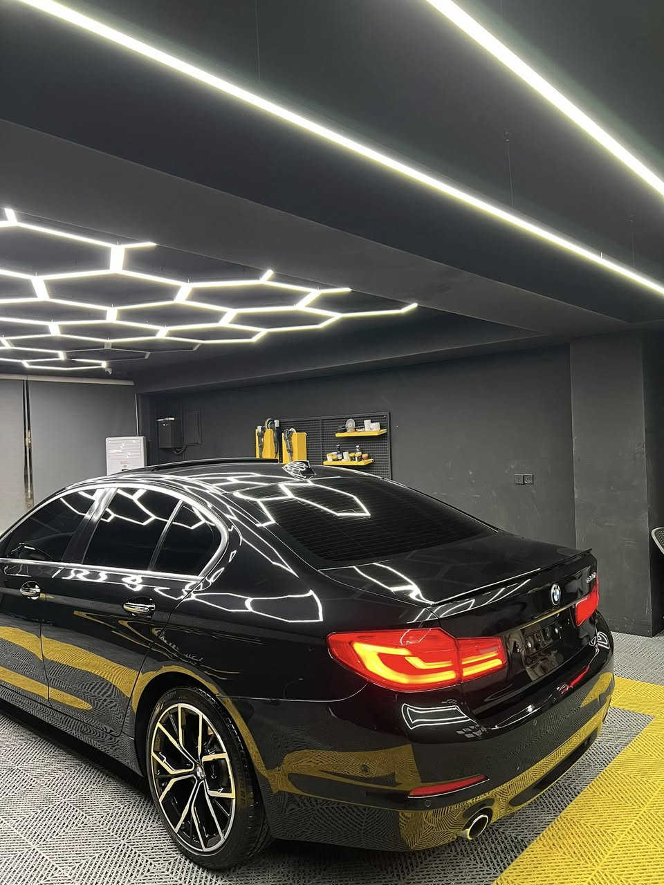 سلام علیکم
BMW 2017 
رجاء کلشی کاتب اذا مو شرای لتعبنا❤️
وکالە عروش سفر اربیل خلیجی‼️
ماشیە ۷٠ مایل
بدون حادث 
بیها اصبع pdr
علیها قتم ویل M جدید درع
فتحە سگف
داخل مششمی
کشن کهربا
شاشە جبیر
کیج کامل الکترونی ۳ مود
لیت لیزر
و باقی مواصفات معروفە
سریارە بدون نقص سنویە ۲٠۳٠
سرفیس جدید
سعر۲۳٥
***********
