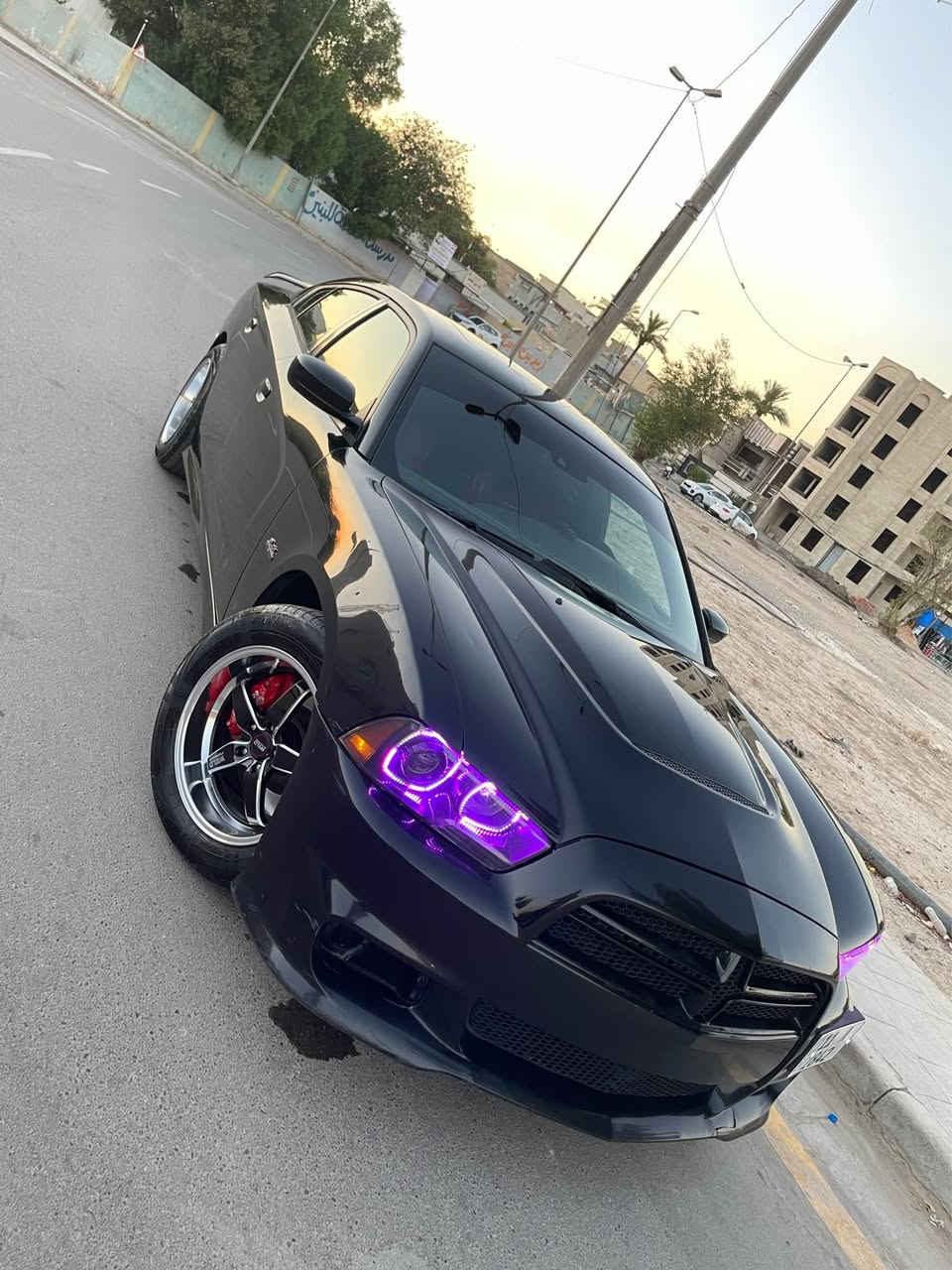 لسلام عليكم 
جارجر 13 اصل SRT
خليجي كلين تايتل بدون قطرة صبغ 
فول فتحة كشنات تدفئة تبريد والخلفيات تدفئة
ستيرن تدفئة كلاصات حار بارد 
فقط الباب الخلفي الايمن مبدل نفس اللون بلادي
باقي السيارة كلها مكفولة من ضربة ومن حادث 
عليها طابوكة 5700 
كلشي بالسيارة SRT بلادي ثلاجة واكسل قفل وباقي التفاصيل ماشية 205 كيلو 
منظومة زنون درجة اولى سوارات متغير 60 لون 
تخم ويل وتخم تاير جديد 
فجوج برمبو 
السعر / 170 ورقة وبيها مجال 
*********** بغداد, العراق

