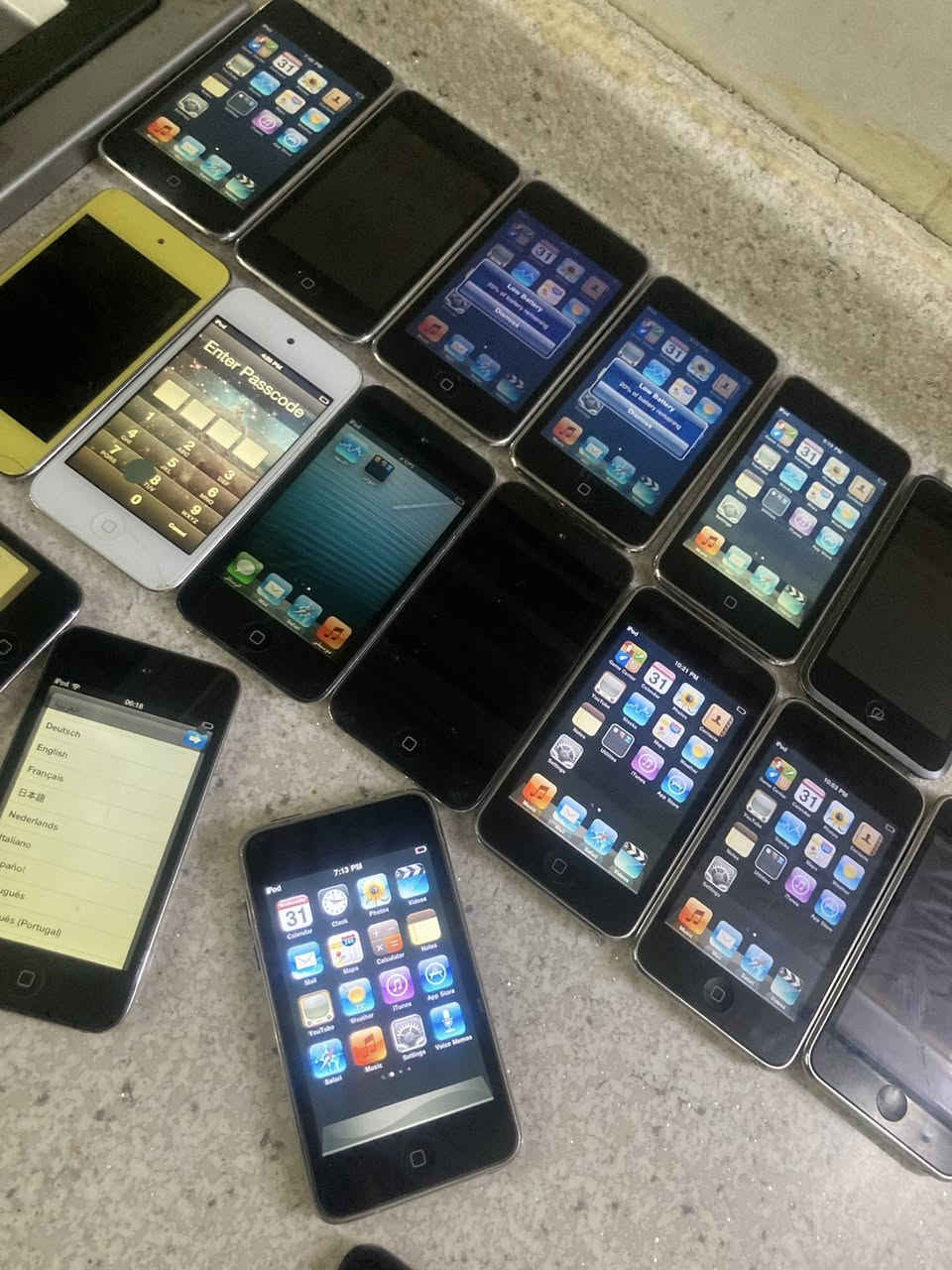 iPod
جيل الاول والثاني فقط 
بيهن نظيف بيهن شاشات مفطره بيهن يشتغلن عالكهرباء بس بيهن طافي نظيف 
جمله مفرد البيع 
للحجز واتساب ***********
يوجد توصيل 
العدد 800 قطعه
