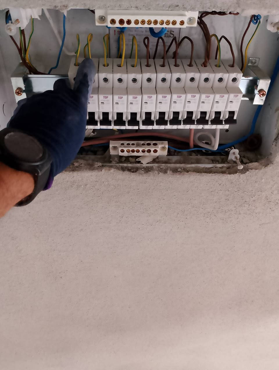 تأسيس وتنفيذ جميع الأعمال الكهربائية ⚡
تأسيس كهرباء المنازل  ✅

1 _ توزيع نقاط الإنارة 💡
2 _ توزيع البرايز 🔌
3 _ توزيع المكيفات ❄️
5 _ توزيع نقاط الستلايت 📡
6 _ توزيع نقاط السخانات 🚿
7 - توزيع الكاميرات  
8-حمايه للبورد
9-نظام فوتوسيل(حساس اناره خارجيه)
 للتواصل ***********واتساب
***********
