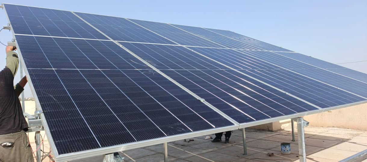 مع (توب⚡اينيرجي)...
استفاد من الشمس وودع انقطاع الكهرباء!!.. 

بفضل الله تعالى، أتمّ كادر مكتب توب اينيرجي (Top Energy) نصب وتشغيل منظومة طاقة شمسية متكاملة في محافظة صلاح الدين - تكريت - مجمع الجوهرة، لمنزل الدكتور اكرم الخزرجي.

🛠️ تفاصيل المنظومة:
تم اختيار المكونات بعناية فائقة لضمان أعلى كفاءة وأطول عمر افتراضي:

الألواح الشمسية: 14 لوح من ماركة فيلادلفيا (Philadelphia) العالمية بقدرة 620 واط للوح الواحد (كفاءة استثنائية حتى في أصعب الظروف الجوية).

🛡️ الضمان: 15 سنة.

البطارية: منظومة خزن ليثيوم متطورة بسعة 17 كيلو واط، لتوفير تيار مستقر ومستمر طوال الليل.

🛡️ الضمان: 5 سنوات.

القلب النابض: جهاز انفيرتر سوليس (Solis) العملاق 💪🏻 بحجم 14 كيلو واط، المعروف بقدرته العالية على تحمل الأحمال الثقيلة واستقرار الأداء.

🛡️ الضمان: 3 سنوات.

📍 أين تجدوننا؟
مكتب توب اينيرجي لخدمات الطاقة الشمسية
العنوان: تكريت - شارع الأطباء - قرب تجهيزات الوديد الطبية.

للاستفسار يرجى مراسلة الصفحة.

أو الاتصال على الارقام:

م. عامر البشير
‏‪+9647807858524‬‏
م. بلال طالب
***********

توب اينيرجي.. استثمارك المضمون في طاقة المستقبل.
