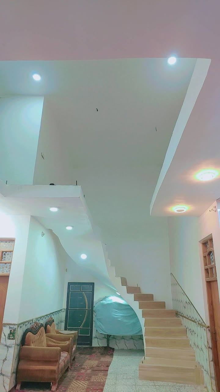 دار للبيع مساحه ٥٠٠ متر ركن على شارعين في المعاره قرب حسينيه السجاد يبعد عن الشارع ١٠٠ متر يتكون من مساحه البناء ٣٠٠ متر غرفتين ٦×٤ و ٥×٤ وصاله ١٢×٥ ومطبخ ٥×٤ واستقبال ٩×٥ وحمامات داخليه وحمامات خارجيه بناء جديد  وحديقه ٢٠٠ متر خدمات ماء كهرباء مولد ذهبي الاتصال على الرقم ***********
