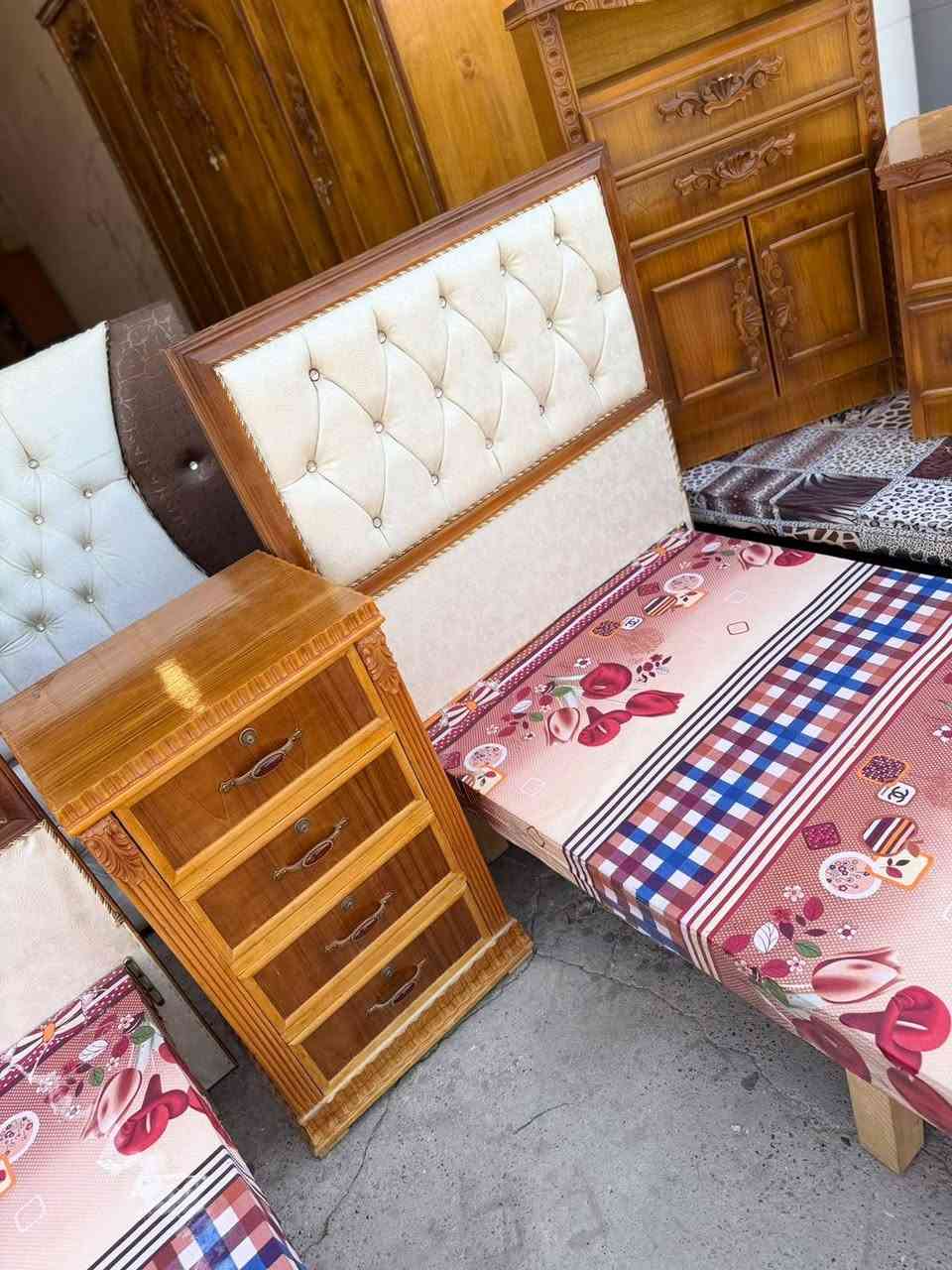 ✨ عرض مميز ✨ 💕💥
توفر لدينا من جديد تخت نفر عدد 2 شغل درجه اولى ،مع مجرات وسطيه مصنوع من خشب الصاج العراقي المتين والجودة العالية. ونقش الزان  
💰 السعر:350 فقط 🔥 وبيها مجال 
للاستفسار والحجز *********** مباشر *********** وتساب 
بضاعة مرتبة، شغل متقن، وسعر منافس. 👍🏻✨مستعدون لشراء غرف النوم والكناتير
