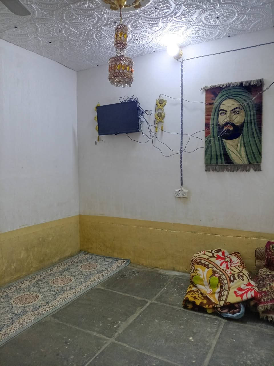 سلام عليكم بيت لبيع بي غرف جوه وغرفه فوك مساحته بيت متره مربع سعره 75 رقمي ***********
