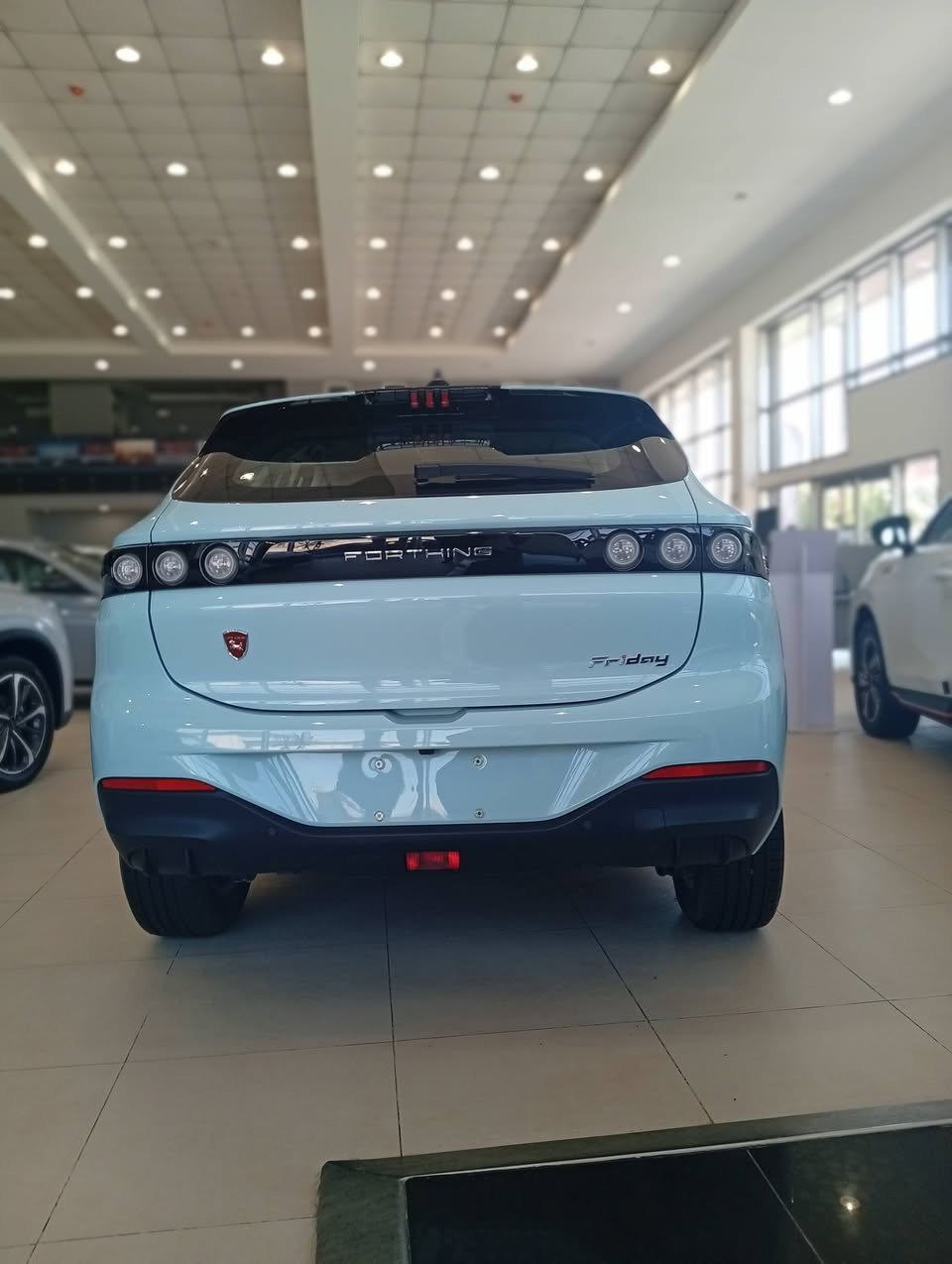 السلام عليكم
تحية طيبة 
فورثنگ موديل 2025 

♦️كهربائية بالكامل♦️
تمشي بالشحنة الواحدة ٤١٠ كيلو متر بالشحنة الواحدة

البطارية تكون ٧٤ كيلو واط 

💥ضمان وكالة ليث العبيدي 🔥

مقاعد جلد 
ناقل الحركة اليدوي (تعليگ) 
تبريد الهواء قطعتين
سقف بانوراما 
مخارج USB
نظام تحكم ذكي
تحتوي على ثلاجة 
مثبت سرعة
تحكمات بالستيرن 
مصابيح LED
نظام ذكي مساعدة السائق
اوضاع القيادة eco ,normal sport 
سستم صوت قوي
محرك كهربائي واحد 
الدفع امامي
 تحتوي على 6 وسائد هوائية
صندوق خلفي واسع جداً 

تشمل ضمان ٦ سنوات على البطارية أو ٢٠٠ الف كيلو متر 

سعر السيارة  ٢٦,٩٠٠,٠٠٠ مليون دينار عراقي شامل اللوحات 

مكاني البياع 

للأتصال واتساب ***********
