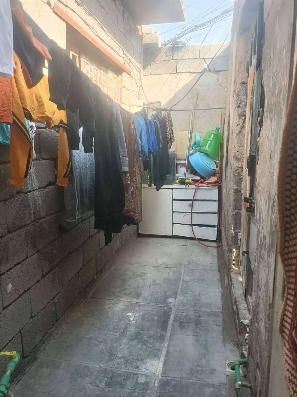 السلام عليكم. عندي هذا البيت قريب على سوك الزعفرانيه القديم يم صيدلية منئ الحلو الي يم المستشفى بي غرفه وصاله ومطبخ وصحيات وطرمه صغيره سعره ١٠ وبي مجال قليل ***********
