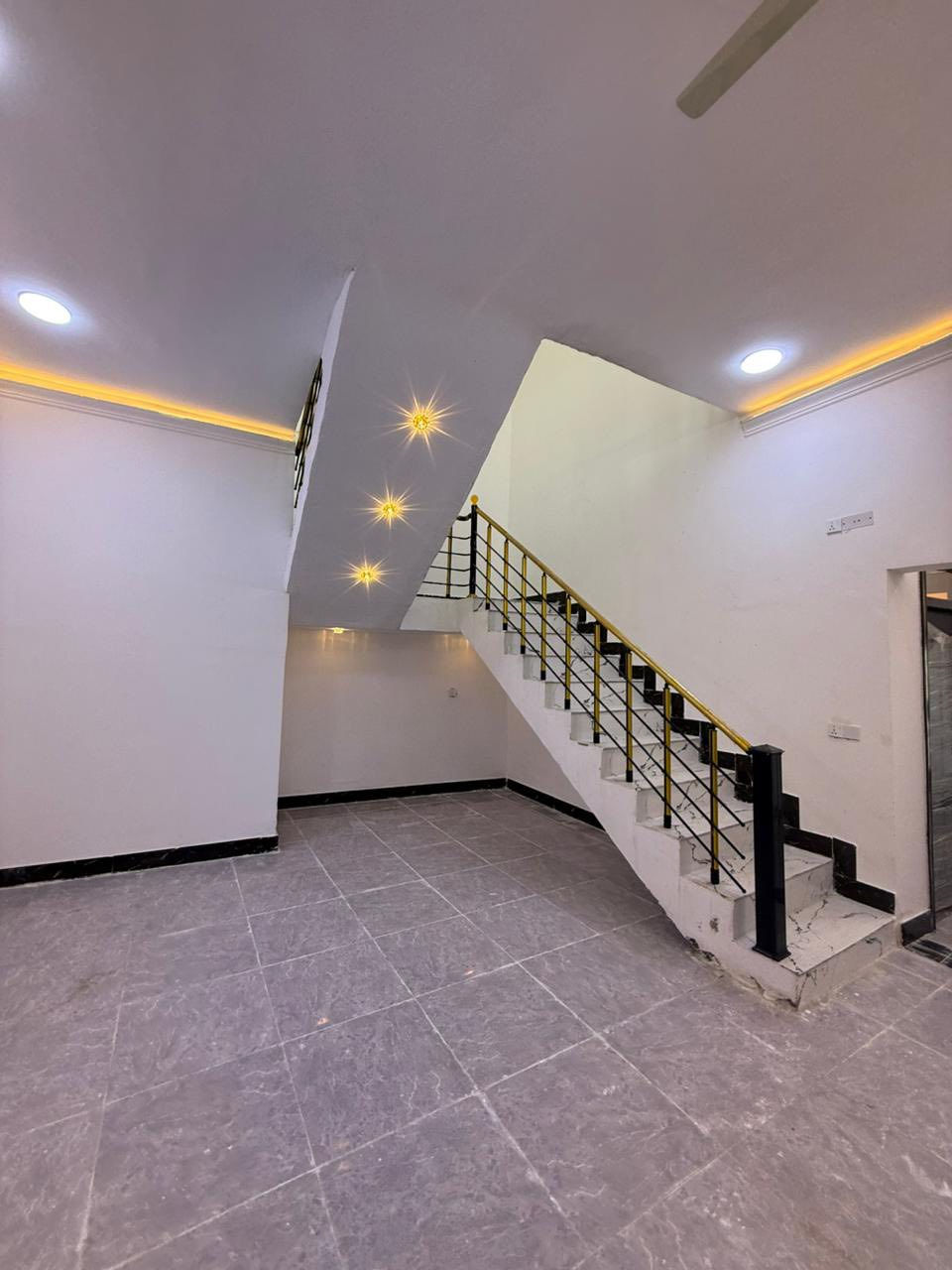 السلام عليكم احبتي   ***********
دار سكن للبيع ⛪️ بسعر بلاااش 

#المساحه :: 200 متر  بناء حديث بعده بل جيس

#يحتوي البيت على غرفتين نوم 
و ديوان 
و صاله 
و مطبخ 
و صحيات داخلي و خارجي و كراج سياره 
بيت كلش مرتب 

كافه الخدمات متوفره 

#جنس_العقار :: طابو صرف زراعي بأسم عراقي سند ٢٥ راعي لارض ساكن نفس المنطقه 

#العنوان ابو الخصيب  شارع ابو كوصره 
يبعد عن شارع ابو كوصره 50 او اقل 

#السعر 115مليون و بي مجال 
#للاستفسار الاتصال على الهاتف 📞📳

***********

#مشاهيرفيسبوك #مشاهيرتيكتوك #جنس_العقار #العقارات #البصرة #مشاهده #العالية #الجمهورية #بريهه #الجزائر #الجزيره #العباسية #الجنينة #الجبيله #الابلة #الطويسه # #الوفود #المطيحة #الفاو #السيبة
