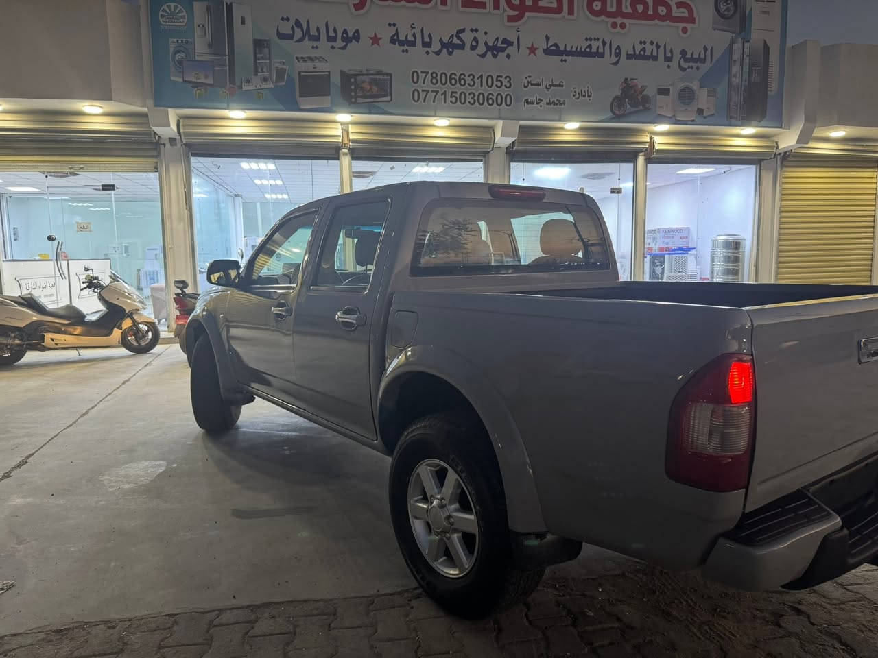 السلام عليكم 
شوفر لوف للبيع موديل 2005
سيارة جاهزة من كلشي تبريد ثلج محرك كصة بالكارتون الغرفة كلها جاهزة دوشمة وبطاين ابواب كلة جديد السياره كلش حلوه احلى من الصور للاستفسار اكثر الاتصال على الرقم *********** 
السعر ٦٩ وبيها مجال 
ملاحظه السياره باقيه بس ترقيم وتترقم بغداد
