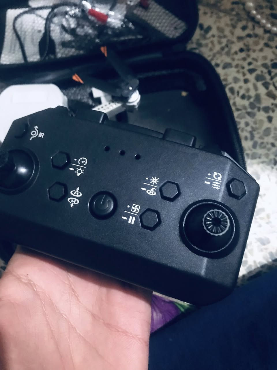 درون احترافيه كامله جنطه وجيستك وكافه الملحقاتها جديده مجرد استعمال للفحص الكارتون موجوده 

ملحقاتها:
ريش اضافيه 4
واقيه جناح4 
مفك خاص 
بطاريه 3 هيه 2بس اني عندي وحده مالتها 

موصفات: 
كاميرا بدقه HD
GPS 
رجوع تلقائي 
وانطلاق تلقائي
كامرات 2 علويه واسفل
تحكم من تطبيق 

في حال خلصت شحن متطفي الى ترجع لمكانها

سعر:35 الف بيها مجال لليشتري 

مكاني بغداد البياع اكدر اجيبها الك اذا مكانك قريب عليه رقمي واتس فقط وخاص هنا مفتوح ***********
