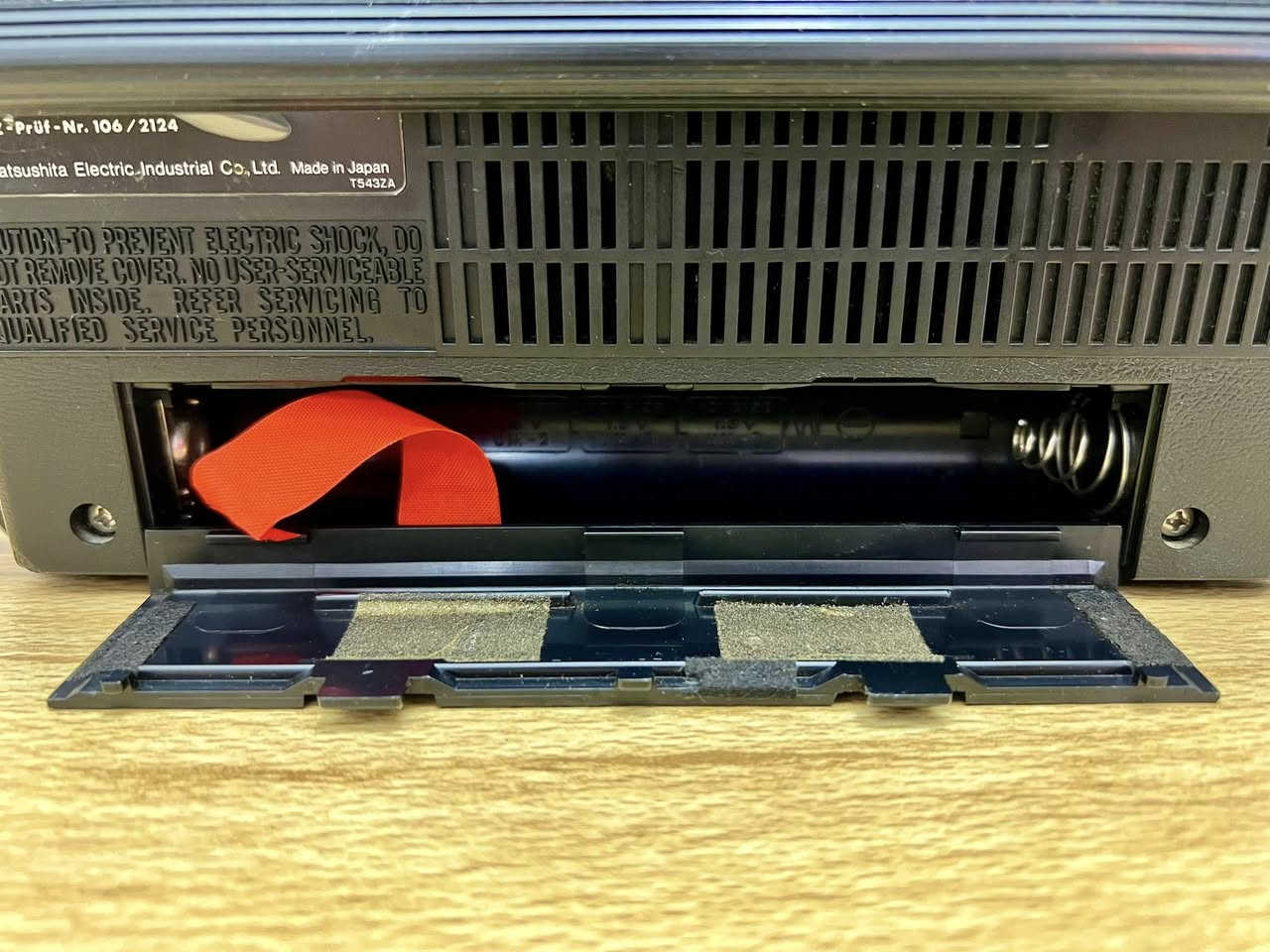 National Panasonic GX5
هيبة تحضر قبل الصوت قطعة نادرة من زمن لا يعاد أربع موجات تفتح عالَمًا من الهدوء والعمق
صوت دافئ متزن لا يعلو… لكنه يُسمَع باحترام
ياباني الصنع ١٩٧٧ - ١٩٧٨
يعمل على الكهرباء المباشر او بطاريات حجم وسط عدد ٣ 
٤ موجات Fm-Mw-Lw-Sw
نظام AFC لموجة Fm يمنع انحراف محطة FM التي تم ضبطها نتيجة للانحراف الحراري للمكونات الإلكترونية داخل الراديو
مؤشر Led
للحجز مراسلة الصفحة او مراسلة واتساب على الرقم ***********
#الجميع
#راديو_انتيك
#راديو_قديم
#انتيكات
#تحف_قديمة
#كلاسيك
#نوستالجيا
#ذكريات_الزمن_الجميل
‏#Vintage
‏#Antique
#للبيع
#سوق_العراق
#بيع_العراق
#بغداد
#كربلاء
#البصرة
#اربيل
