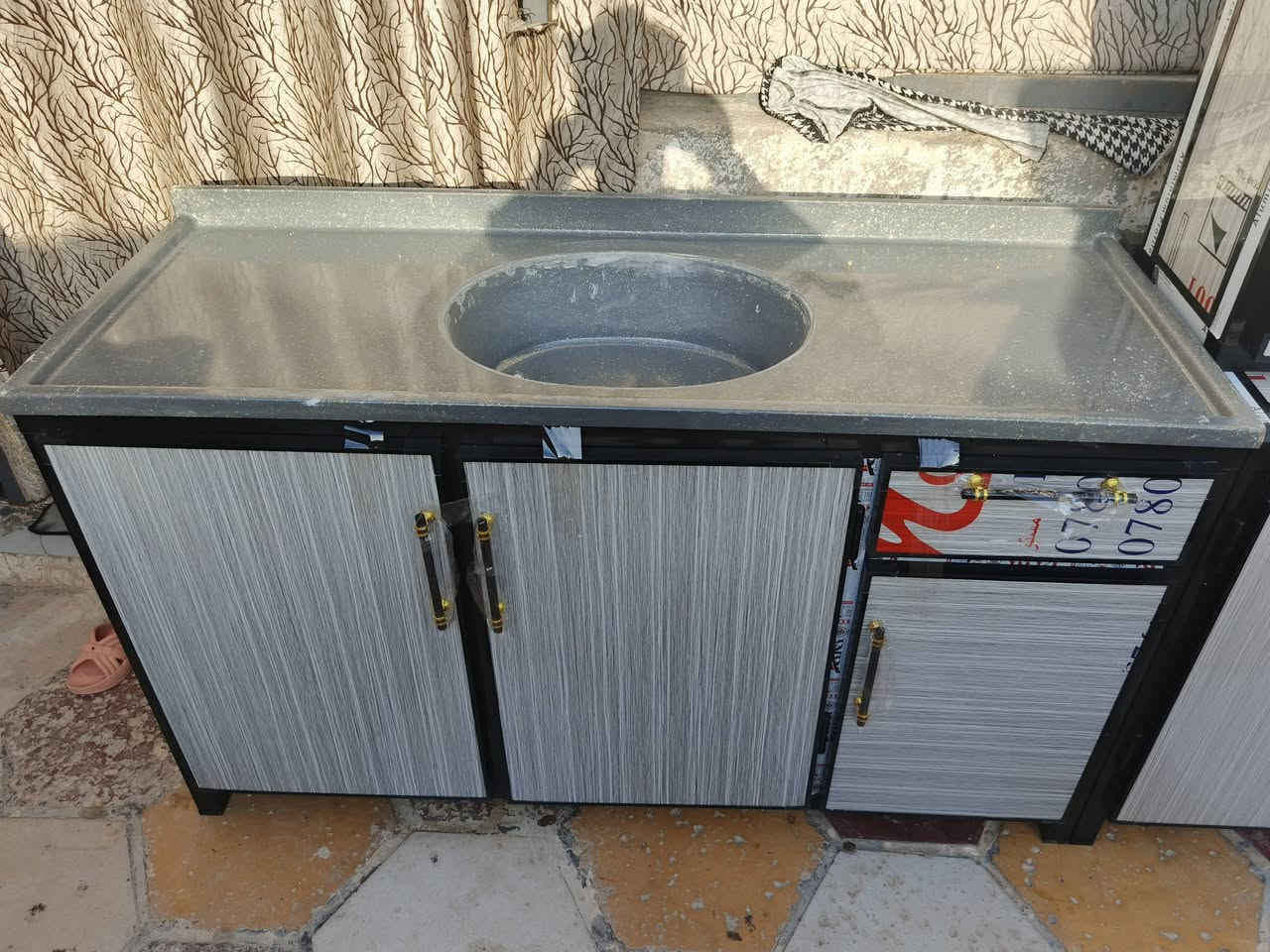 السلام عليكم  كاونتر مترين ونص مترين ونص سنك مترا ونص مرمر مكان ناصريه حي الفداء الشارع مدارس رقم الهاتف ***********
