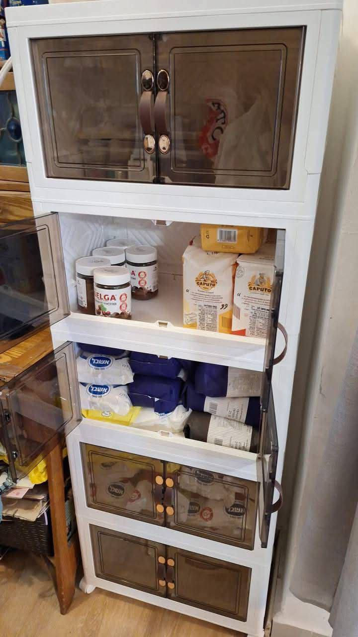 🔮 دولاب فانتازيا السحري – قطعة واحدة تحللك فوضى البيت كلها! 🔮

✔️ مناسب لكل مكان:

🍽 المطبخ: لترتيب الأدوات، الأواني، والبهارات.  
🧴 الحمام: للمناشف، مواد التنظيف، وأغراض الاستحمام.  
🛏 غرف النوم: للملابس، البطانيات، والكتب.  
🏢 الصالون أو المكتب: لحفظ كل شيء بشكل أنيق.

✔️ أبواب شفافة بتخليك تشوف المحتويات بسهولة 👀👌  
✔️ بلاستيك فاخر متين يقاوم الرطوبة وسهل التنظيف 💧🧽  
✔️ مزود بعجلات للحركة السهلة والتنقل بدون تعب 🚀  

⭐ متوفر 5 طبقات فقط :  

الحجم الأول 📏 ارتفاع 150 سم
  60 سم عرض والعمق 35

📏الحجم الثاني ارتفاع 170 سم
عرض 65 سم والعمق 40 سم 

💎 دولاب فانتازيا السحري = ترتيب  + أناقة + قوة في منتج واحد !


**إذا كنت صاحب هذا الإعلان وتريد حذفه لأي سبب، رجاءا أرسل رسالة إلى الدعم الفني**