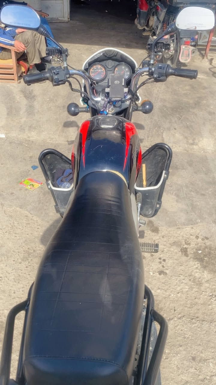 سلام عليكم بوكسر جبلي
موديل ٢١ 
نضيفه وخير من الله 
تجي اجيب فيتر وتفحص 
دراجه مرقم سنويه باسمي مشروع وطني 
وين ما يعجبك حول 
السعر مليونين 
العنوان بغداد البلديات 
الرقم ***********
الرقم ***********
