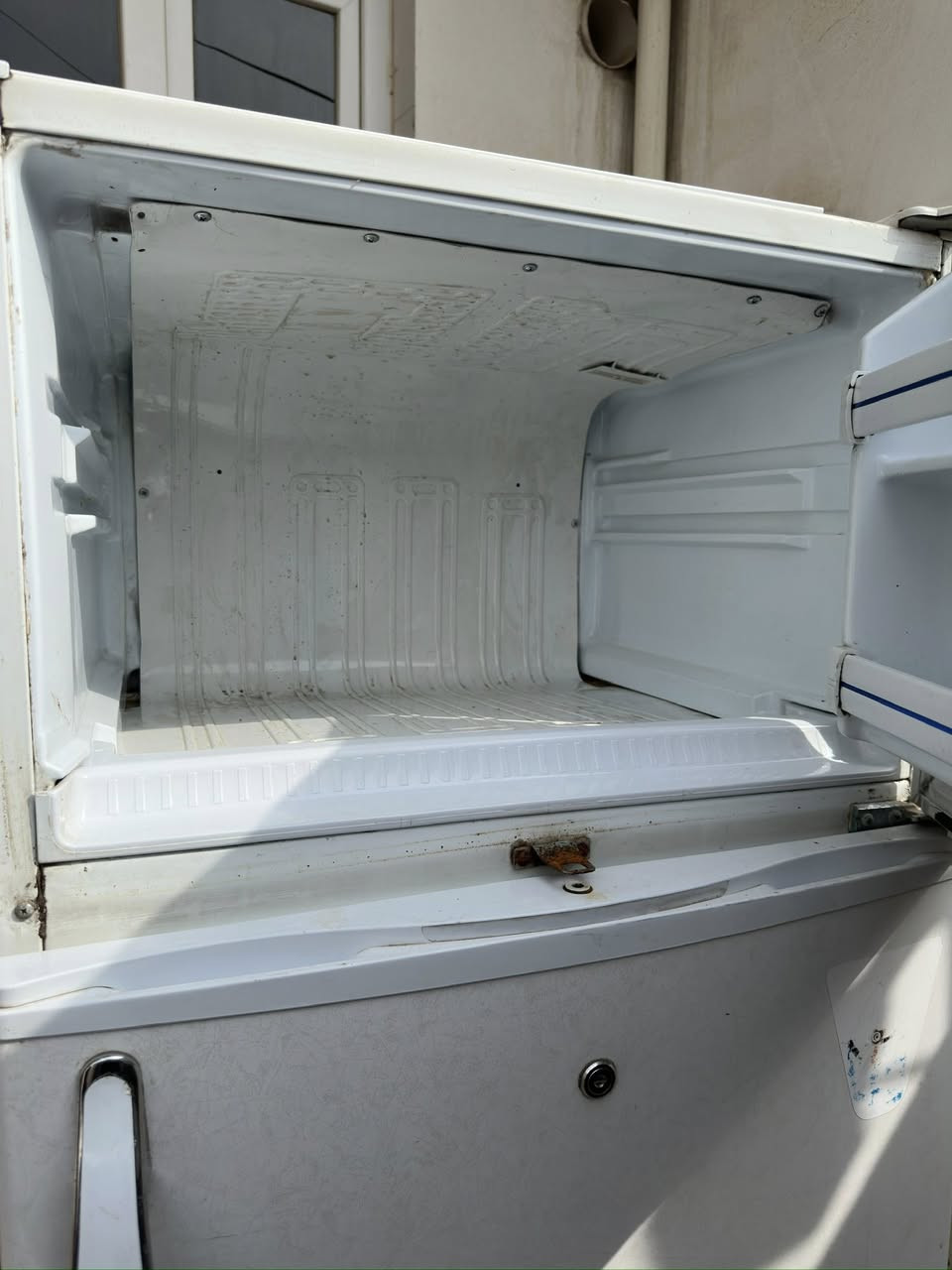 ثلاجة كونكورت شغالة ومابيها نقص سعرها 100 
والي ماعندة يجي ياخذها بلاش 

بعقوبة حي المهندسين 
***********
