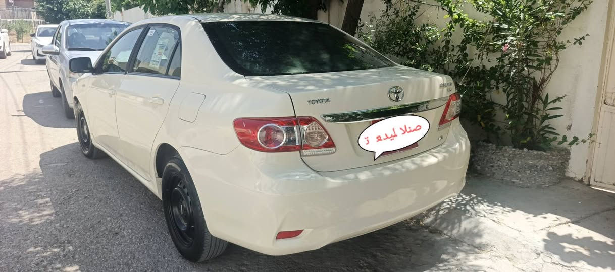 کرۆلا 2013 ئۆتۆماتیک  مەکینە بچوک  ناو فۆڕمیکا پێش و دوای دەعمی نییە  کەپسە  سەنەوی بەسەر چووە   3گەڵا غەرامەی تیایە ڕەسمی سۆنەرم داناوە  خوار بازاڕ ئەیفرۆشم نرخی 115گەڵا معامەلەیکی کەم  ***********   ڕەقم سلێمانییە
